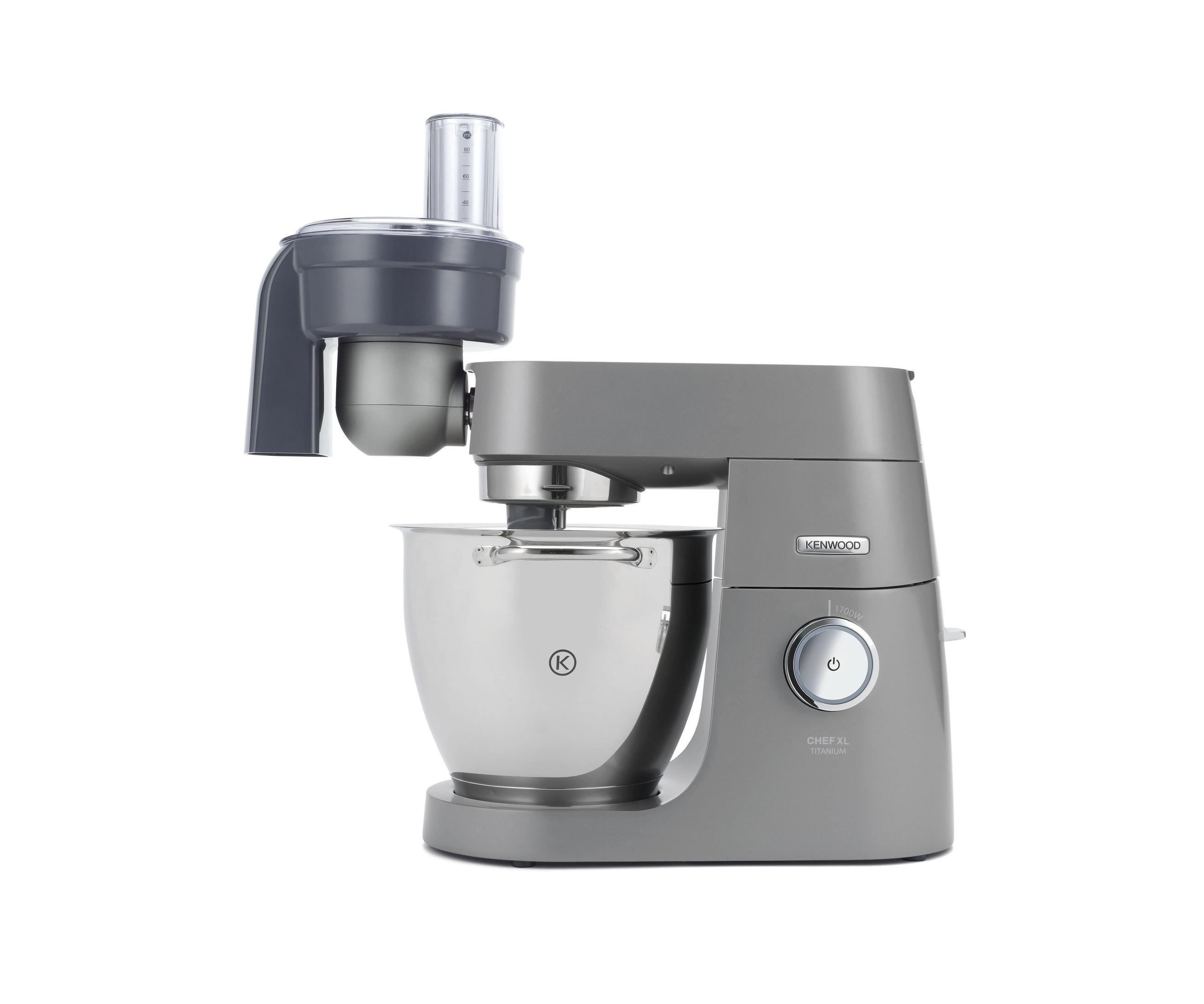 Un mixer da cucina Kenwood Chef XL grigio con accessori su sfondo bianco.