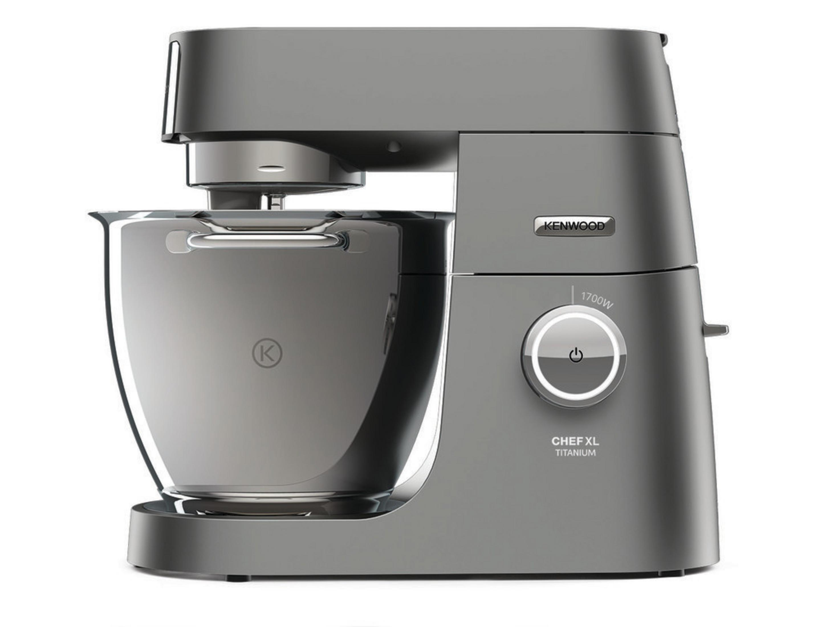 Un robot culinaire gris Kenwood Chef XL Titanium. Il possède un bol et un cadran de commande, sur fond blanc.