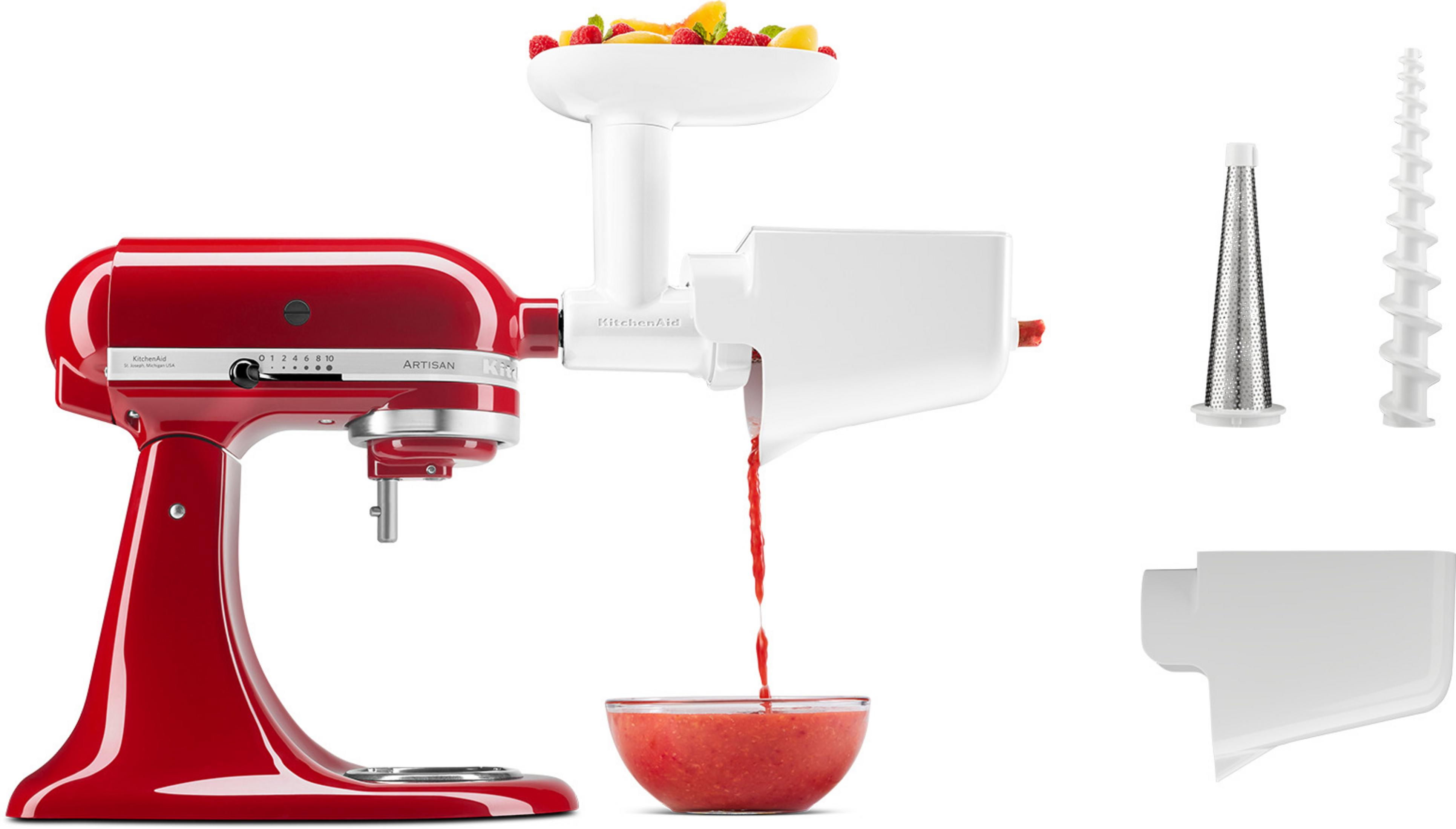 Roter KitchenAid-Mixer mit Entsafter-Aufsatz, Obst und Schüssel. Der Mixer steht vor weißem Hintergrund.