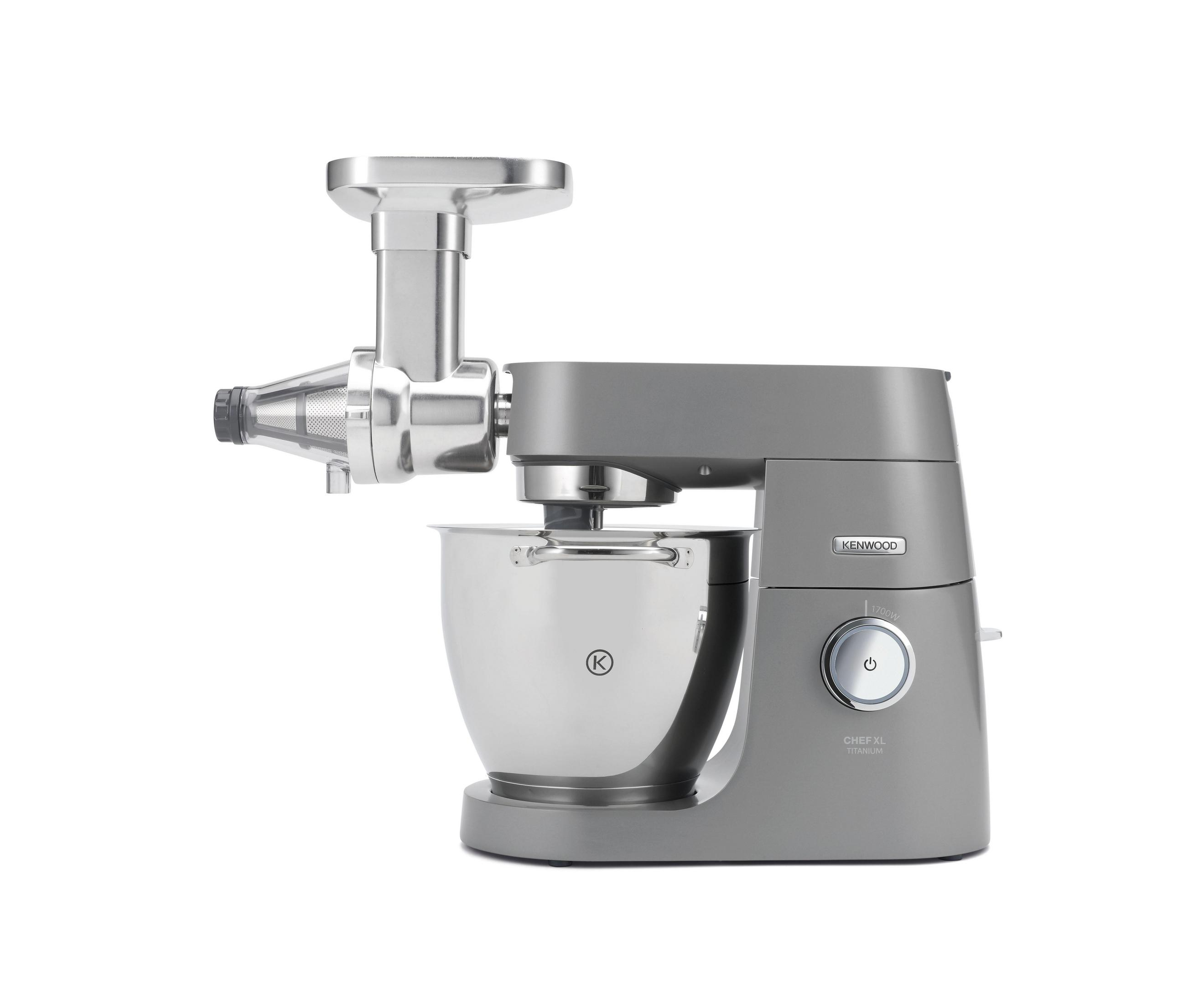 Szara maszyna kuchenna Kenwood Chef XL z przystawką do mielenia, misą ze stali nierdzewnej i przyciskiem zasilania.