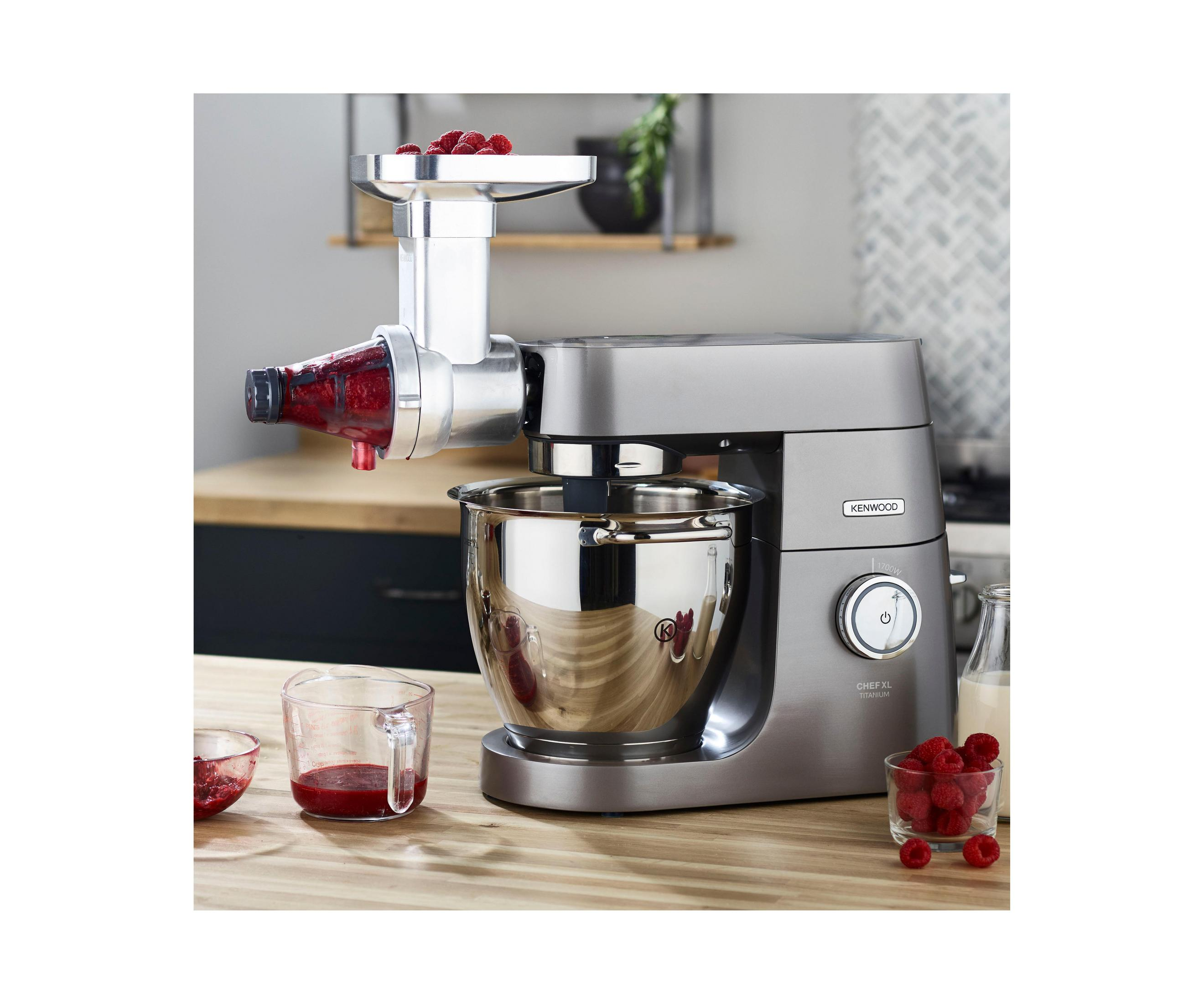 Szary robot kuchenny Kenwood z misą i młynkiem, maliny w scenie.