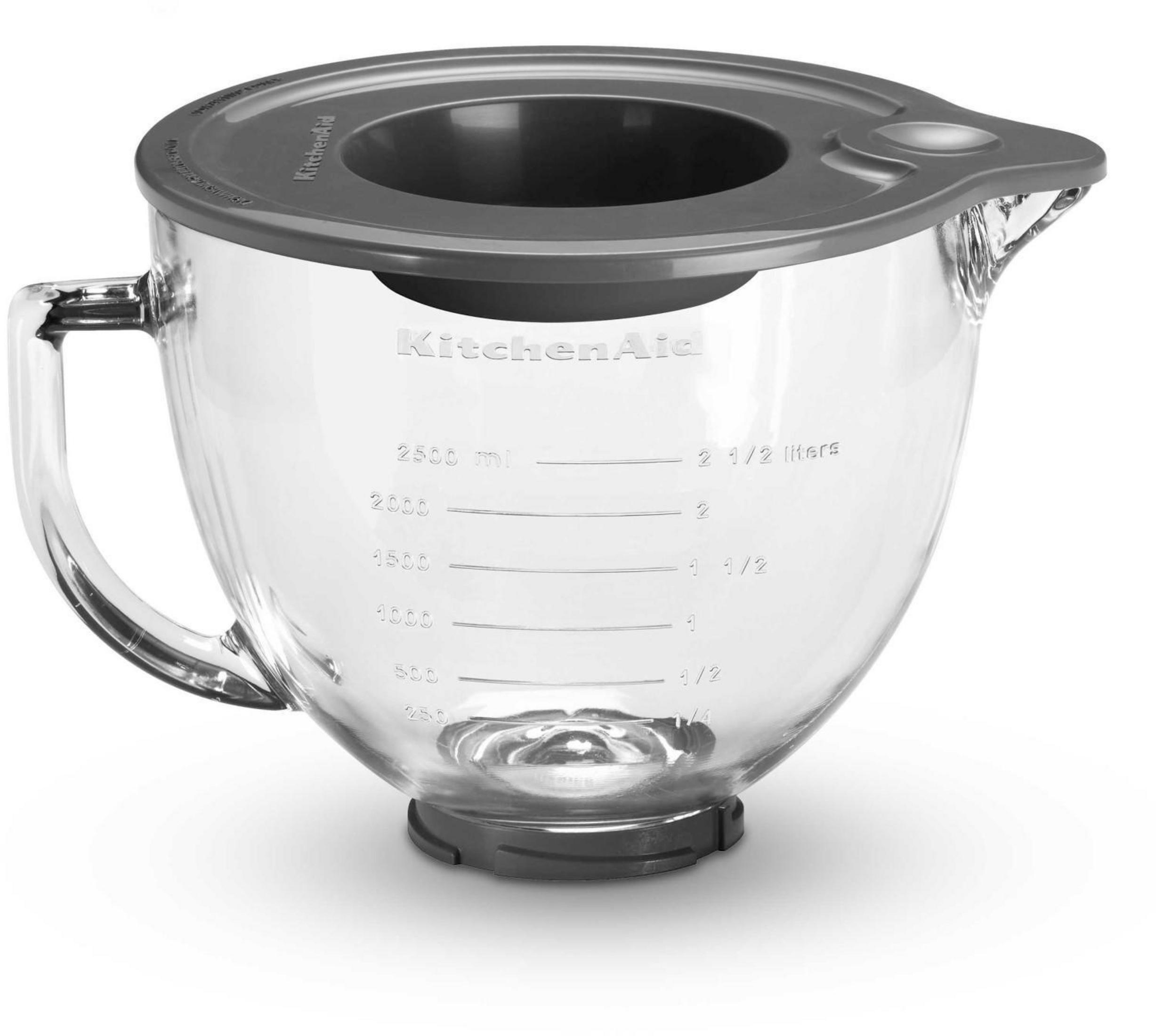 Transparente KitchenAid-Rührschüssel mit grauem Deckel, Griff und Volumenmarkierungen.