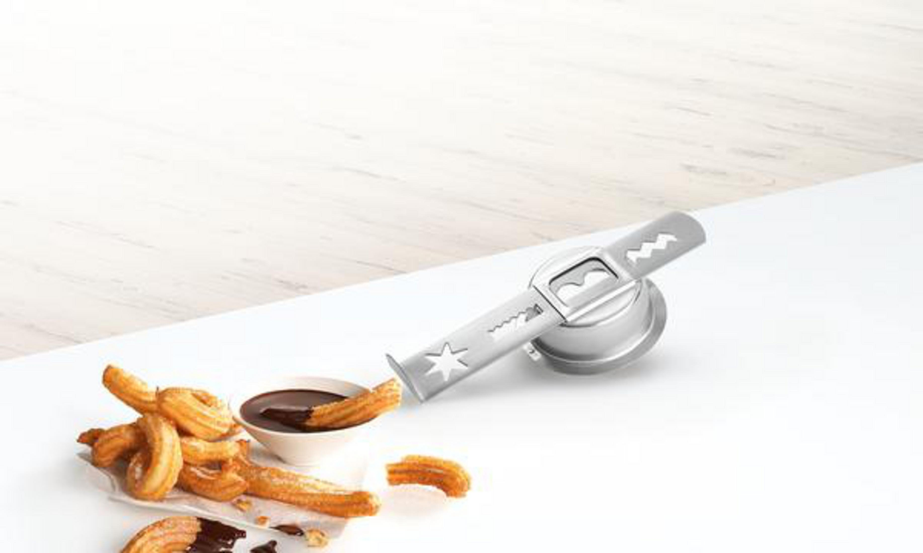 Churros e un produttore di churros con una ciotola di cioccolato.