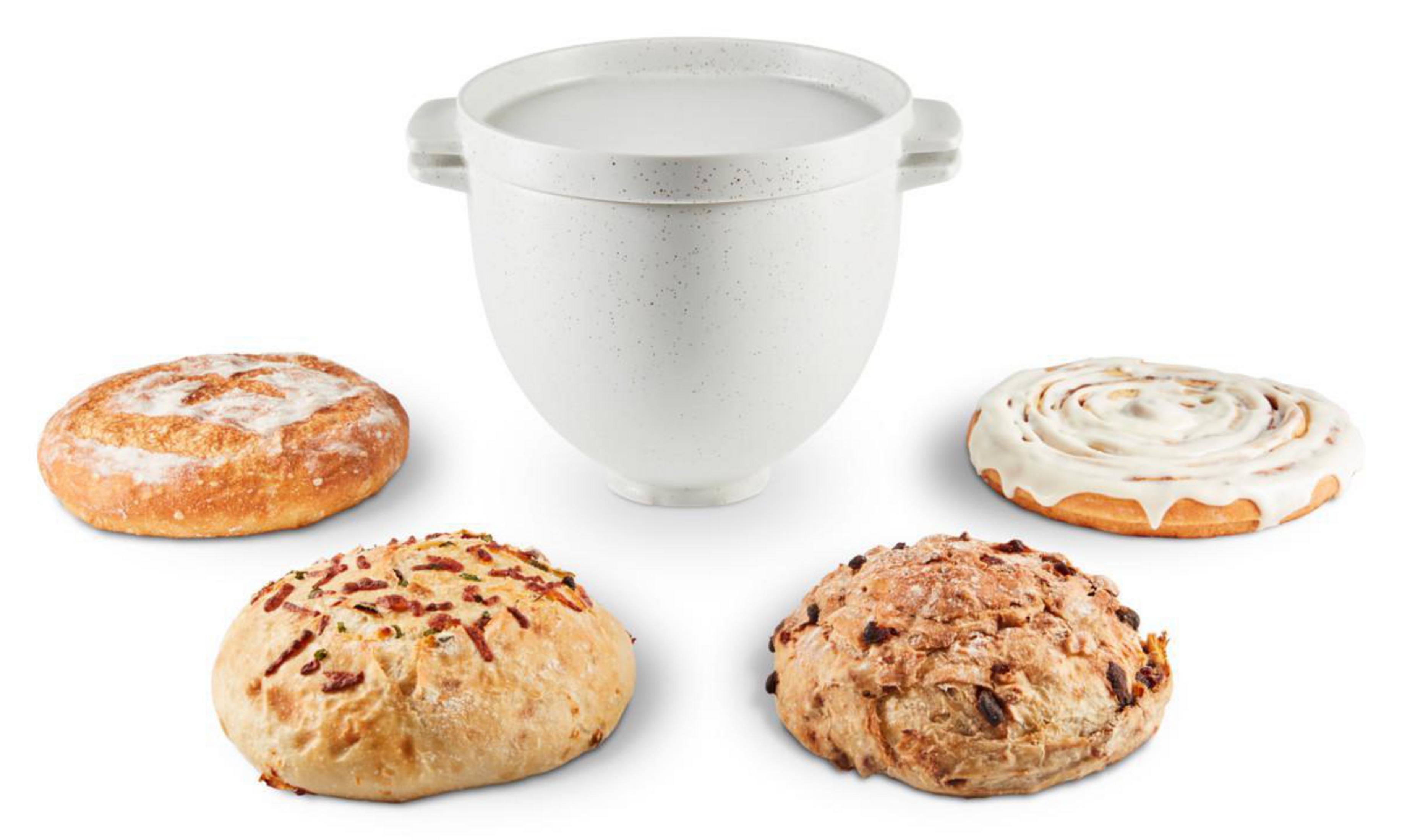 Weiße Rührschüssel mit vier verschiedenen Brötchen. Isoliert auf weißem Hintergrund.