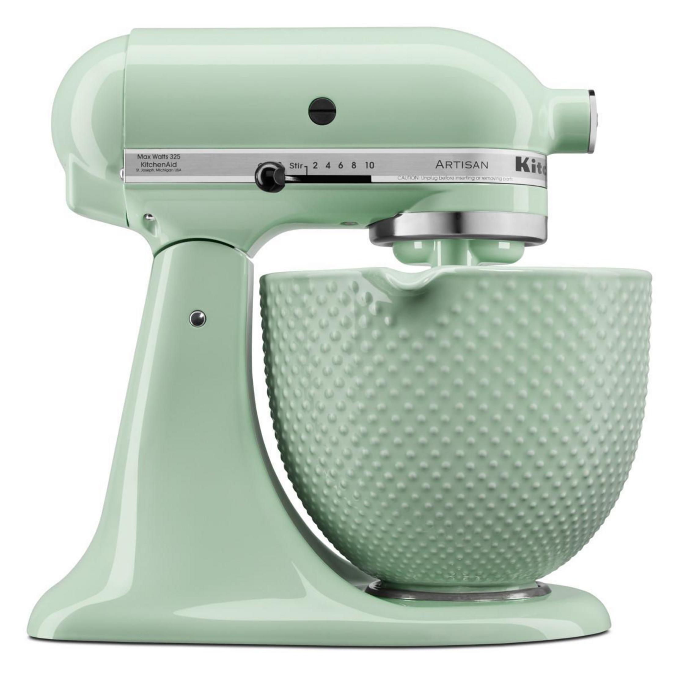 Minzgrüner KitchenAid-Küchenmixer mit strukturierter Schüssel.