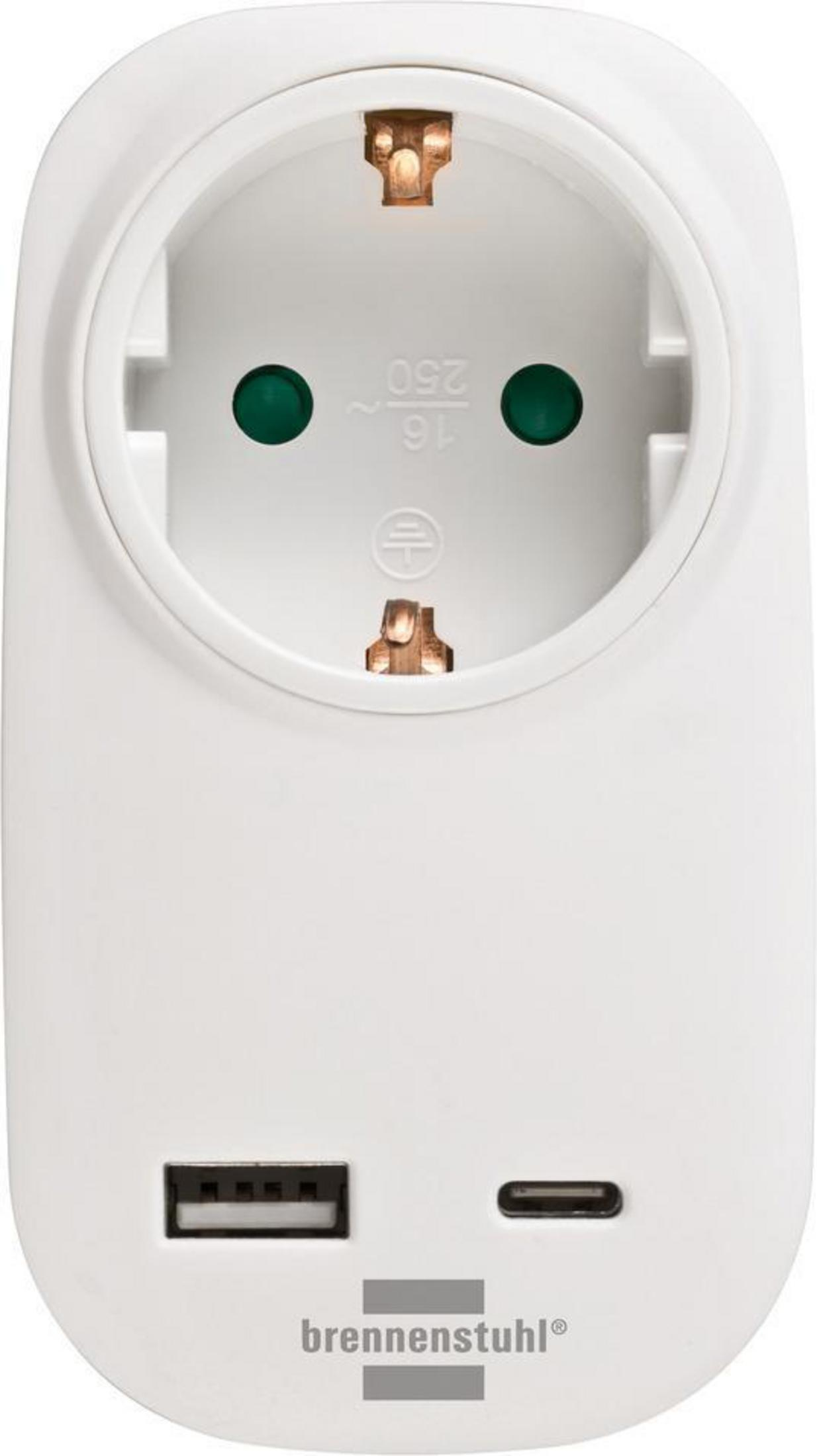 İki USB portlu beyaz bir duvar fişi. Fiş, elektrik prizleri için tasarlanmıştır.