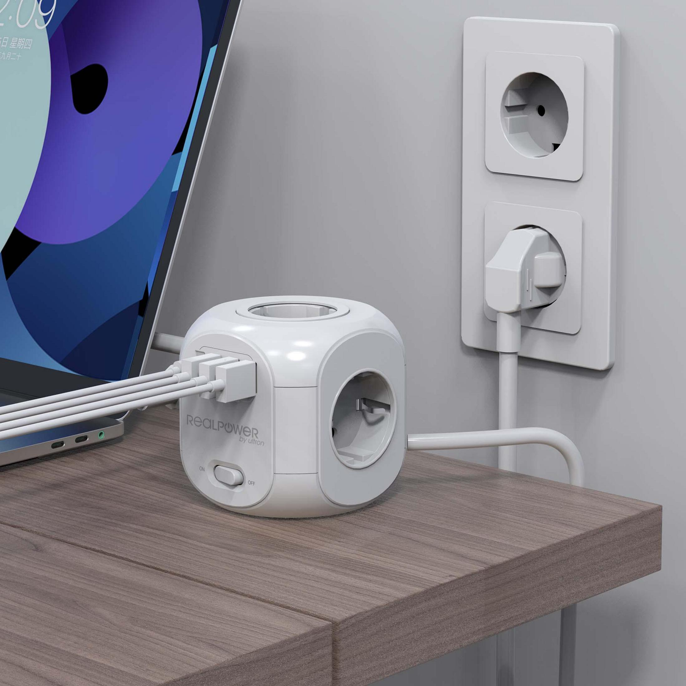 Un cubo di alimentazione bianco con prese e porte USB su una scrivania di legno.