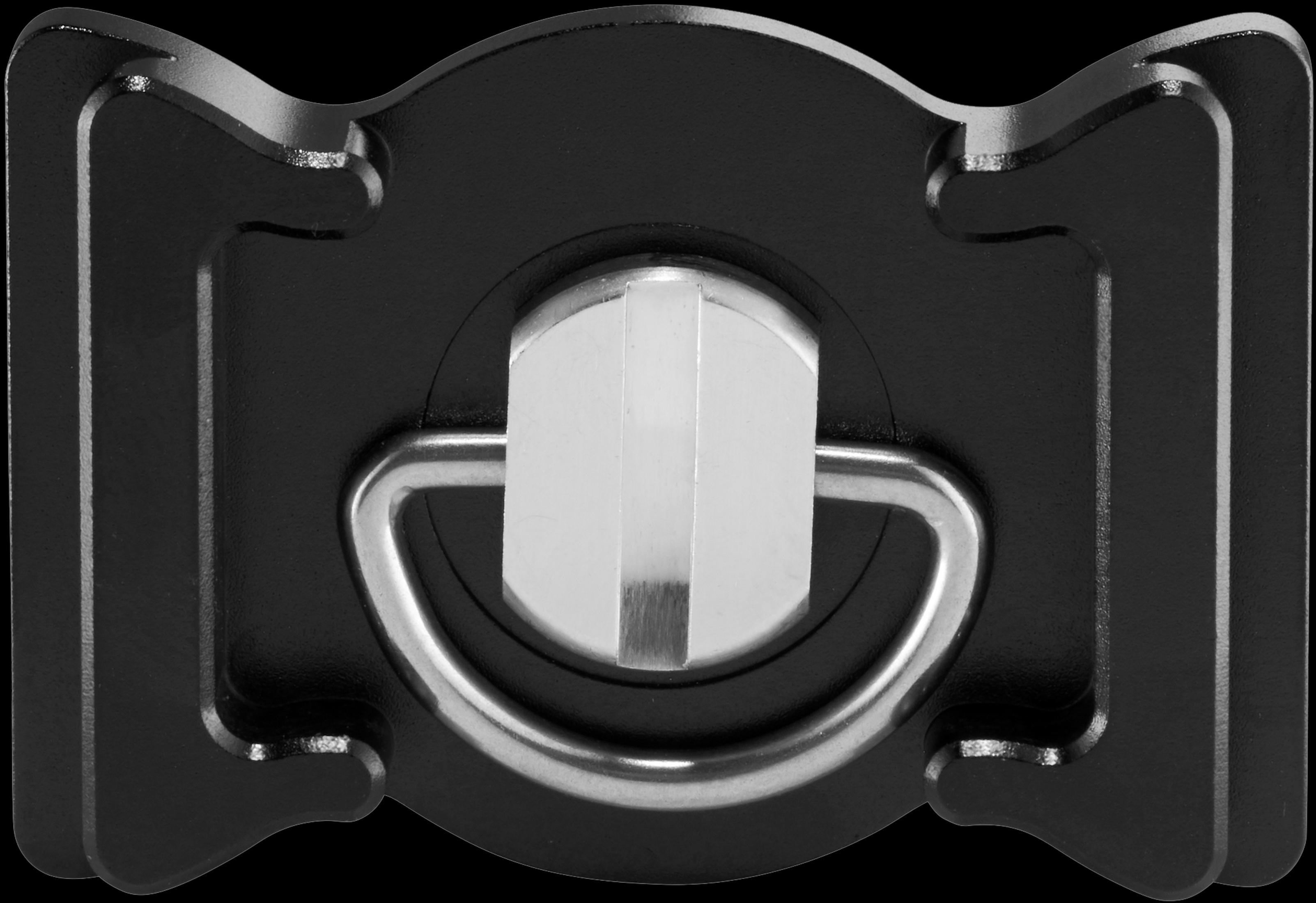 Schwarze Metallplatte mit silbernem Ring und silberner Schraube.