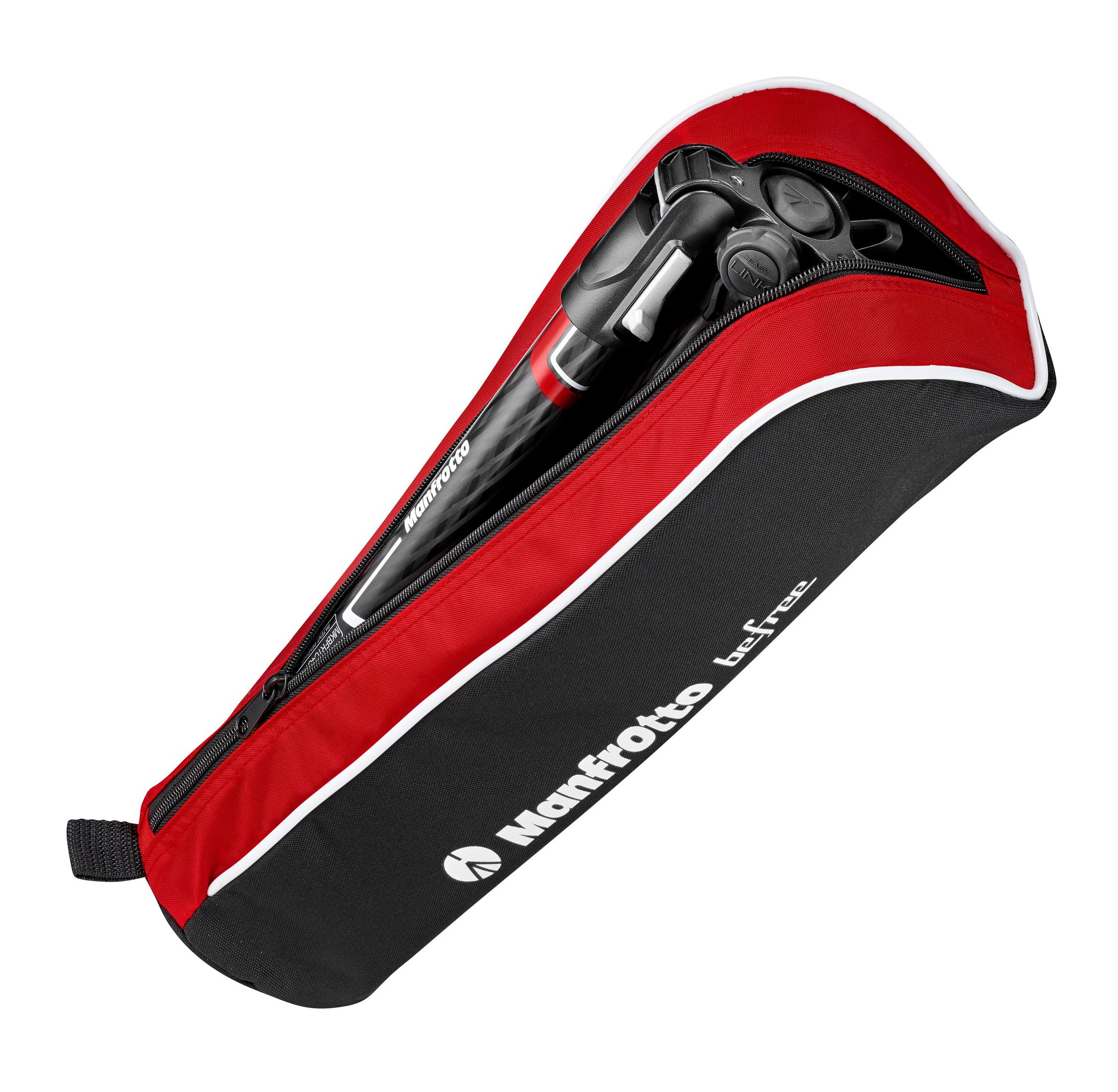 Una bolsa de trípode Manfrotto roja y negra con un trípode dentro, sobre un fondo blanco.