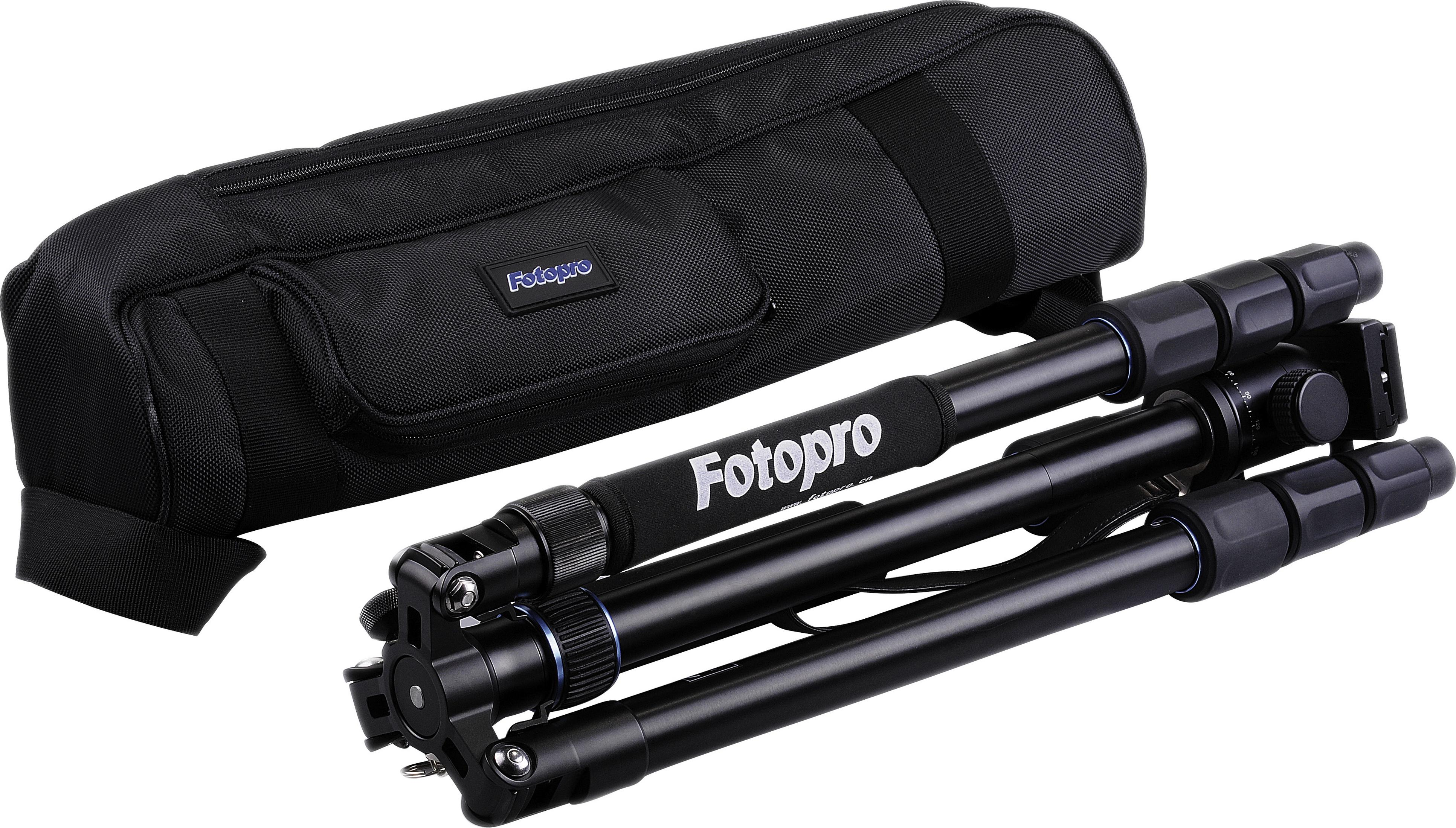 Schwarzes Fotopro-Stativ mit Tragetasche. Stativbeine sind ausgefahren. Das Logo 'Fotopro' ist sichtbar.