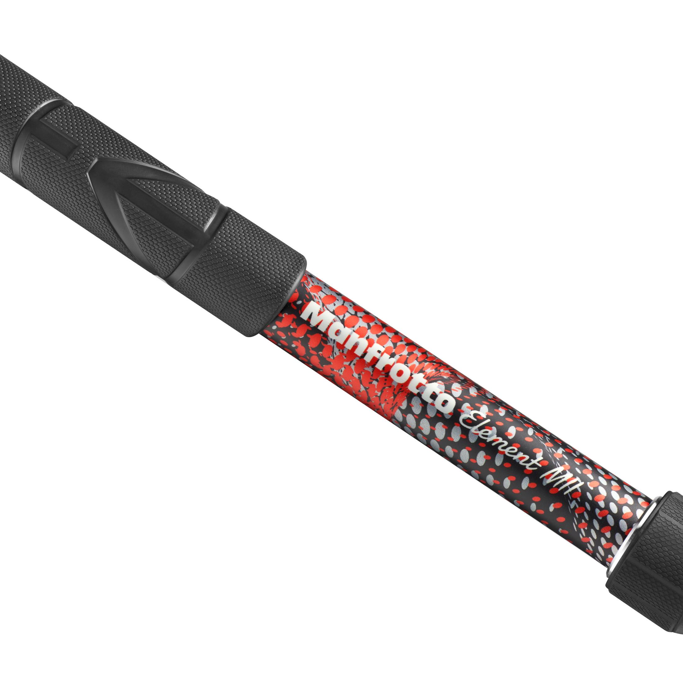 Ein schwarz-rot gemustertes Stativbein mit dem Manfrotto Element Logo.