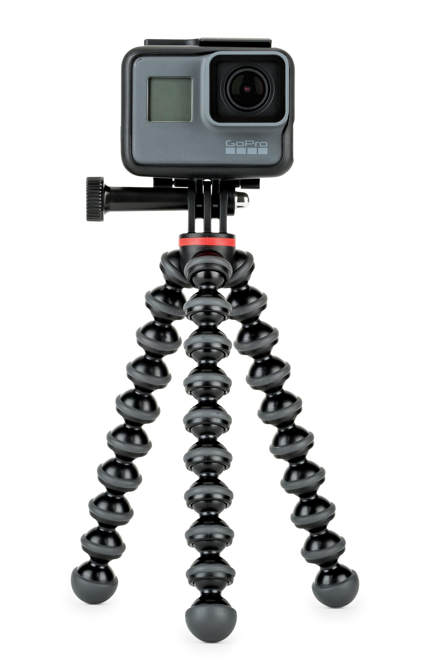 Czarna kamera GoPro zamontowana na elastycznym statywie z czarnymi nogami, na białym tle.