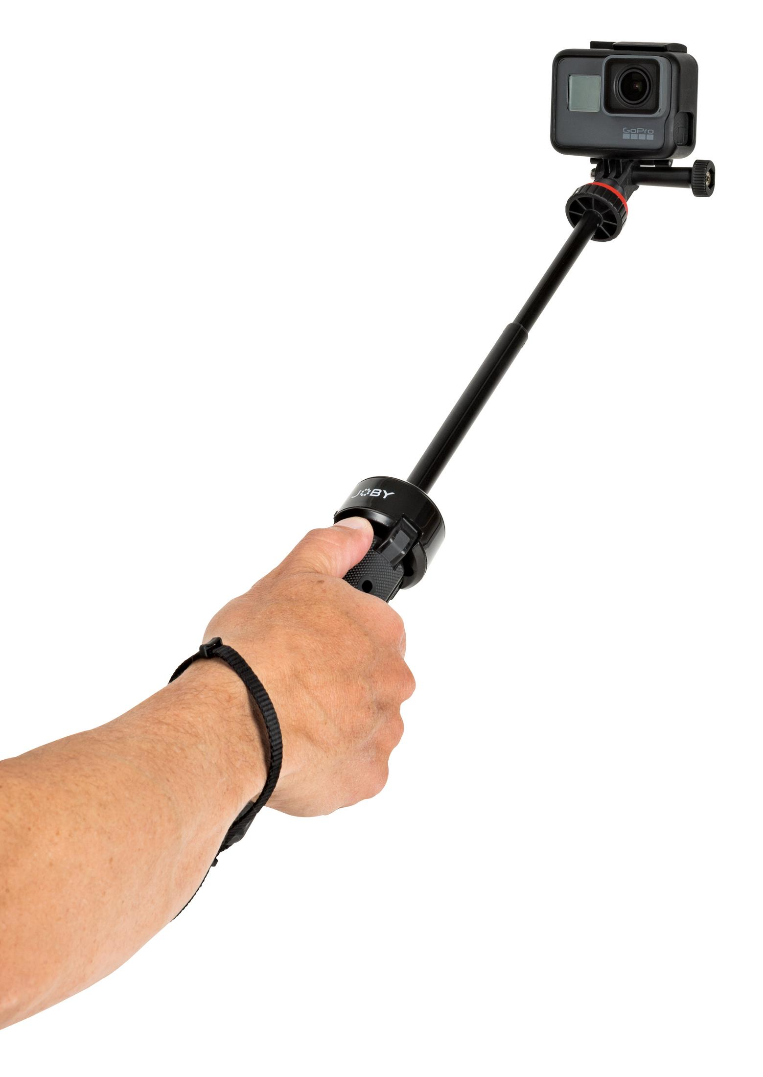 Hand hält Selfie-Stick mit angebrachter GoPro-Kamera. Weißer Hintergrund.