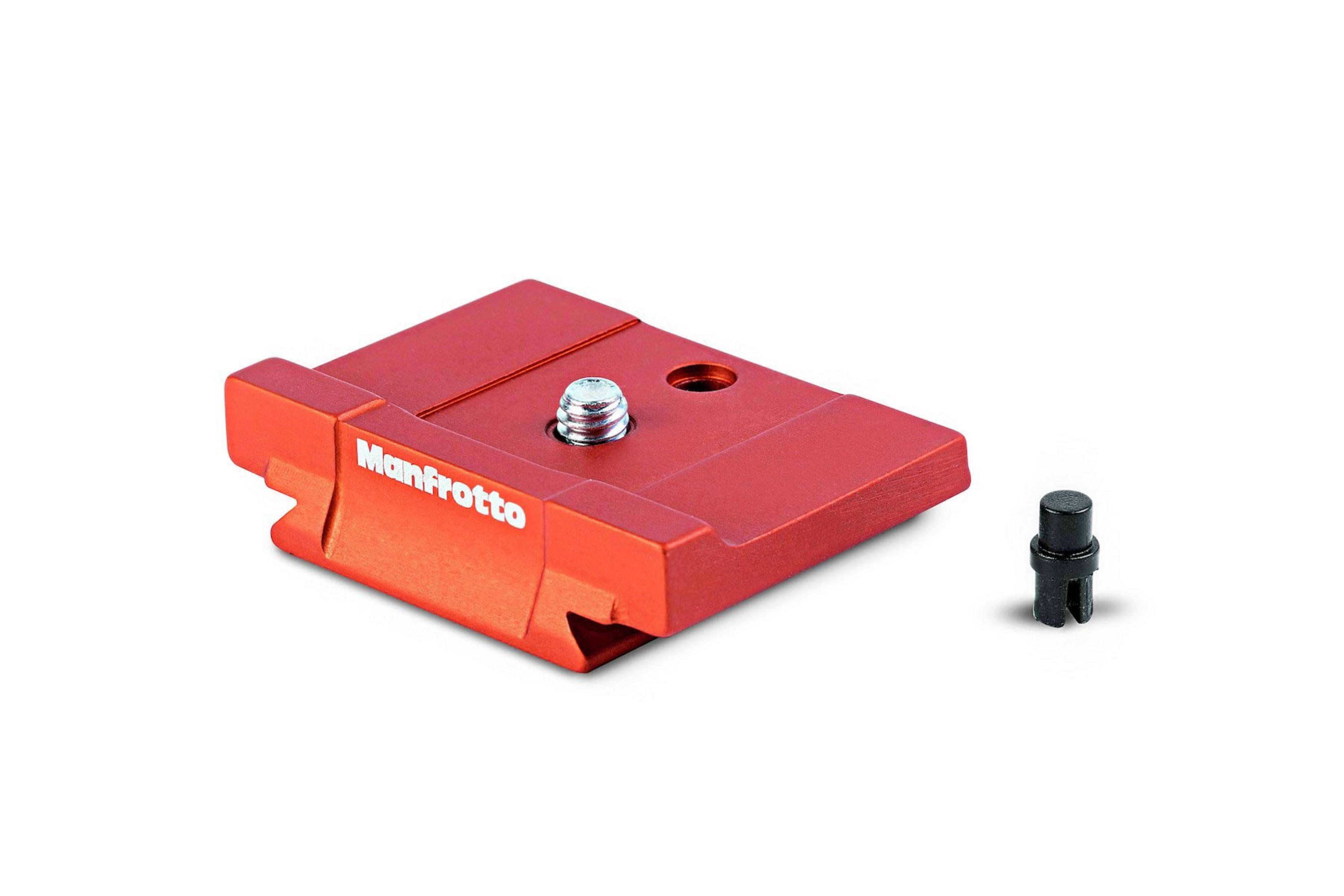 Una placa de cámara de metal rojo con la palabra "Manfrotto" y un tornillo negro sobre blanco.