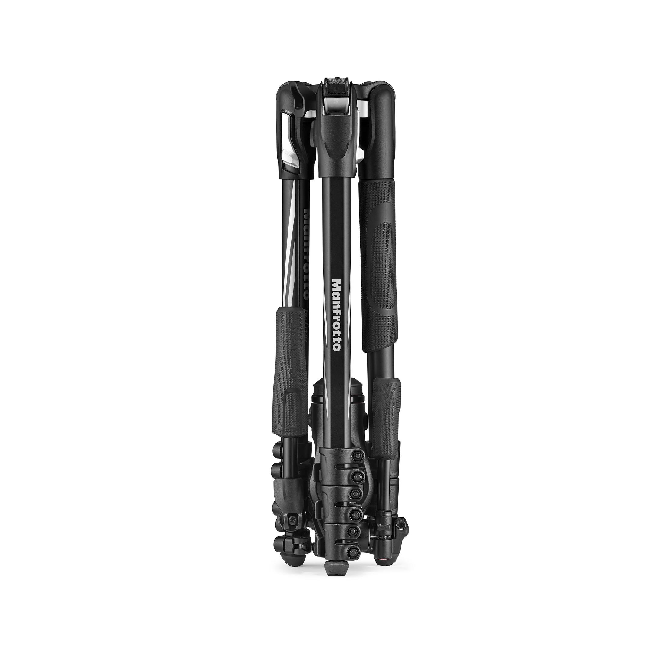 Un trípode negro plegado, mostrando patas con agarres de espuma y el logo Manfrotto.