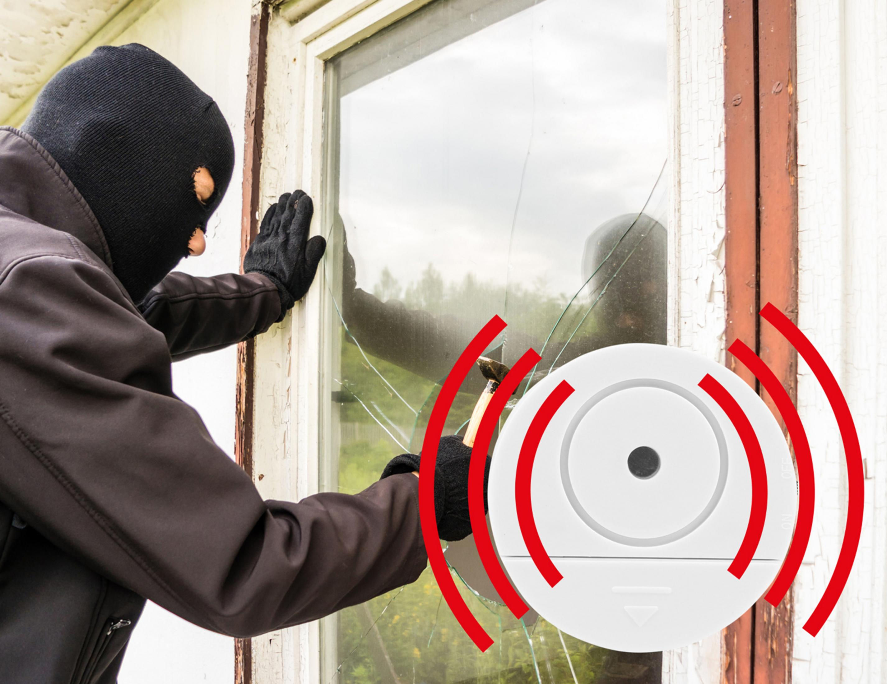 Einbrecher zerbricht Fenster mit Hammer, Alarm mit rotem Alarmsignal.