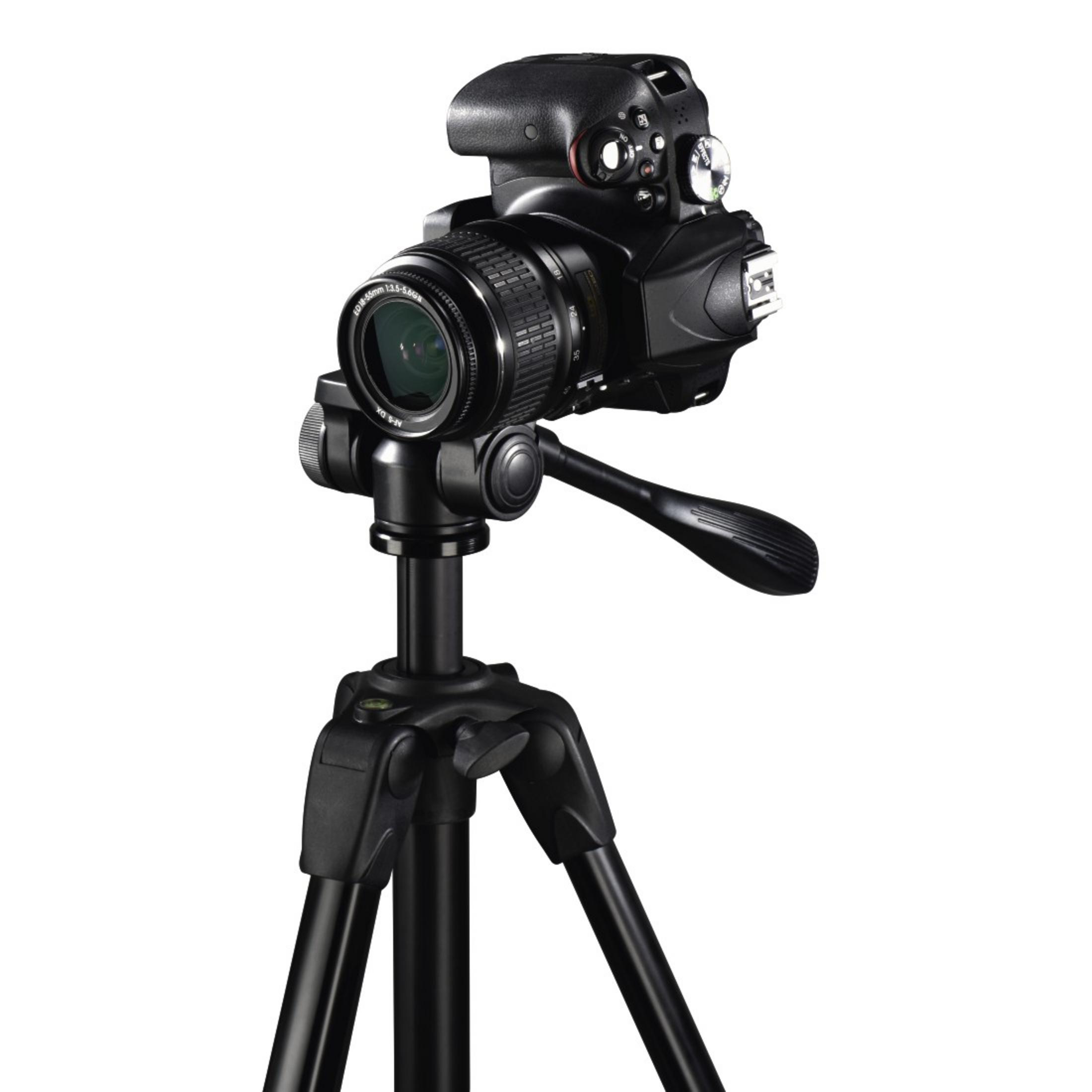 Cámara DSLR negra en un trípode, toma angular contra blanco.