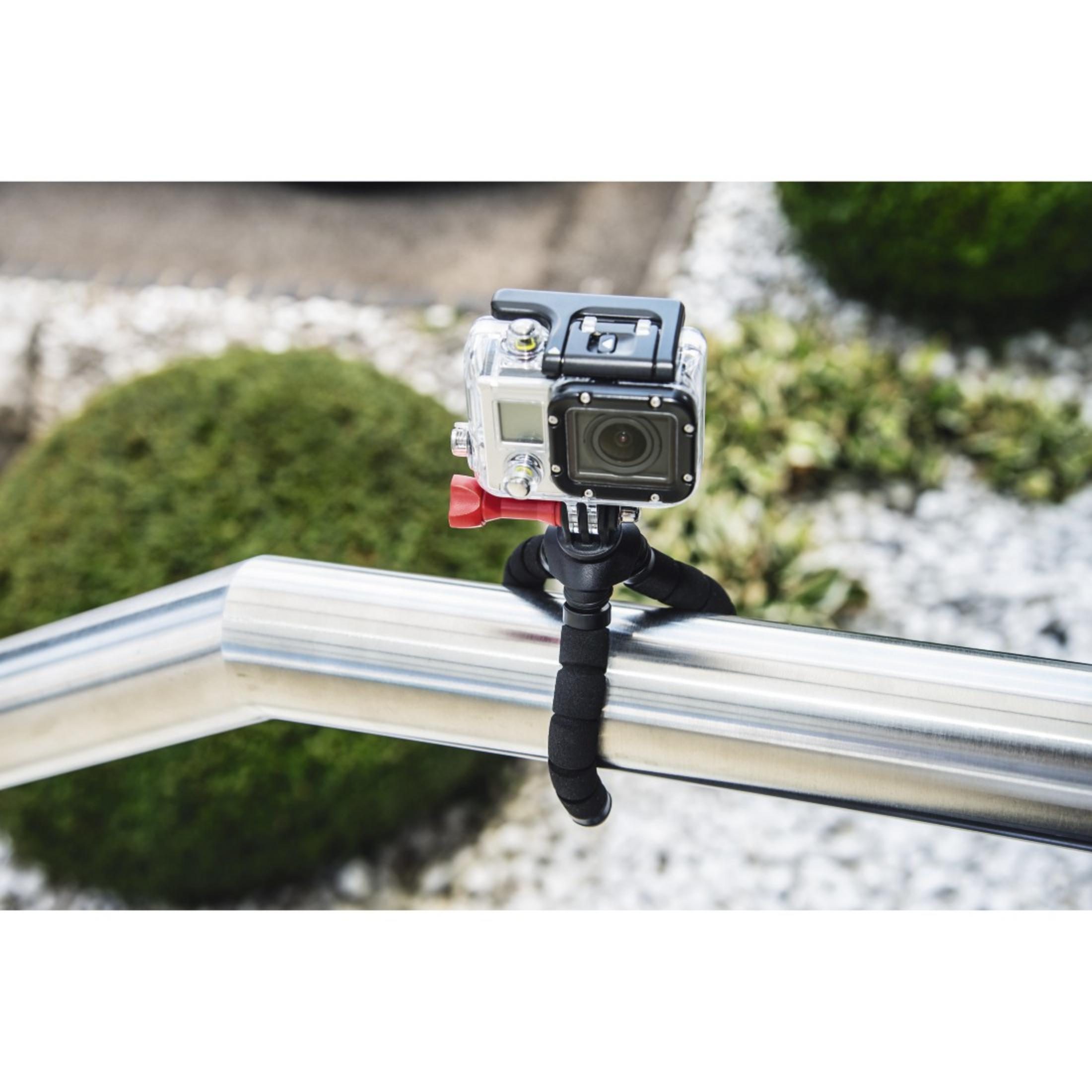 GoPro-Kamera auf einem flexiblen Stativ auf einem Metallgeländer montiert.
