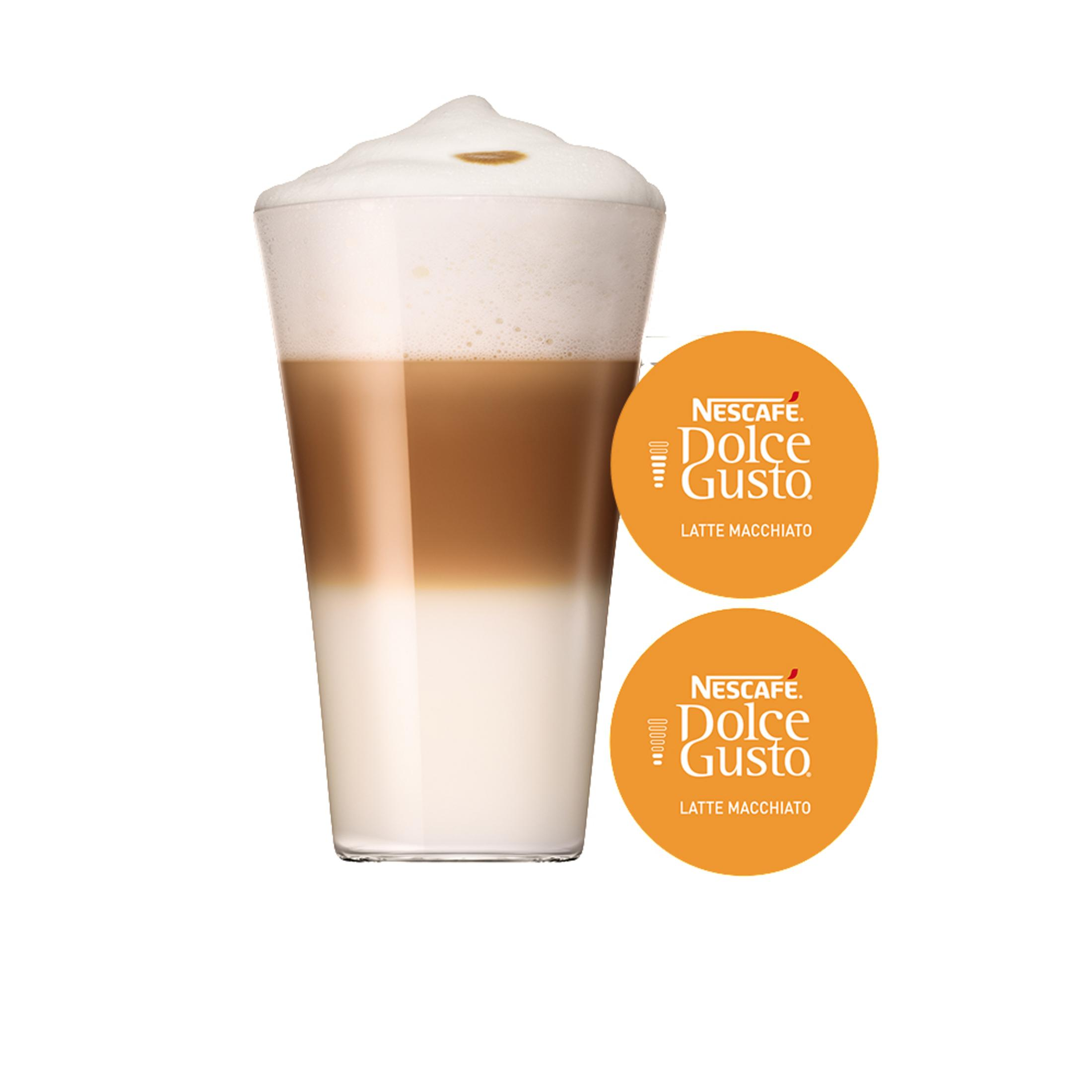 Hohes Glas Latte Macchiato mit Schaum und zwei Nescafe Dolce Gusto Kapseln.