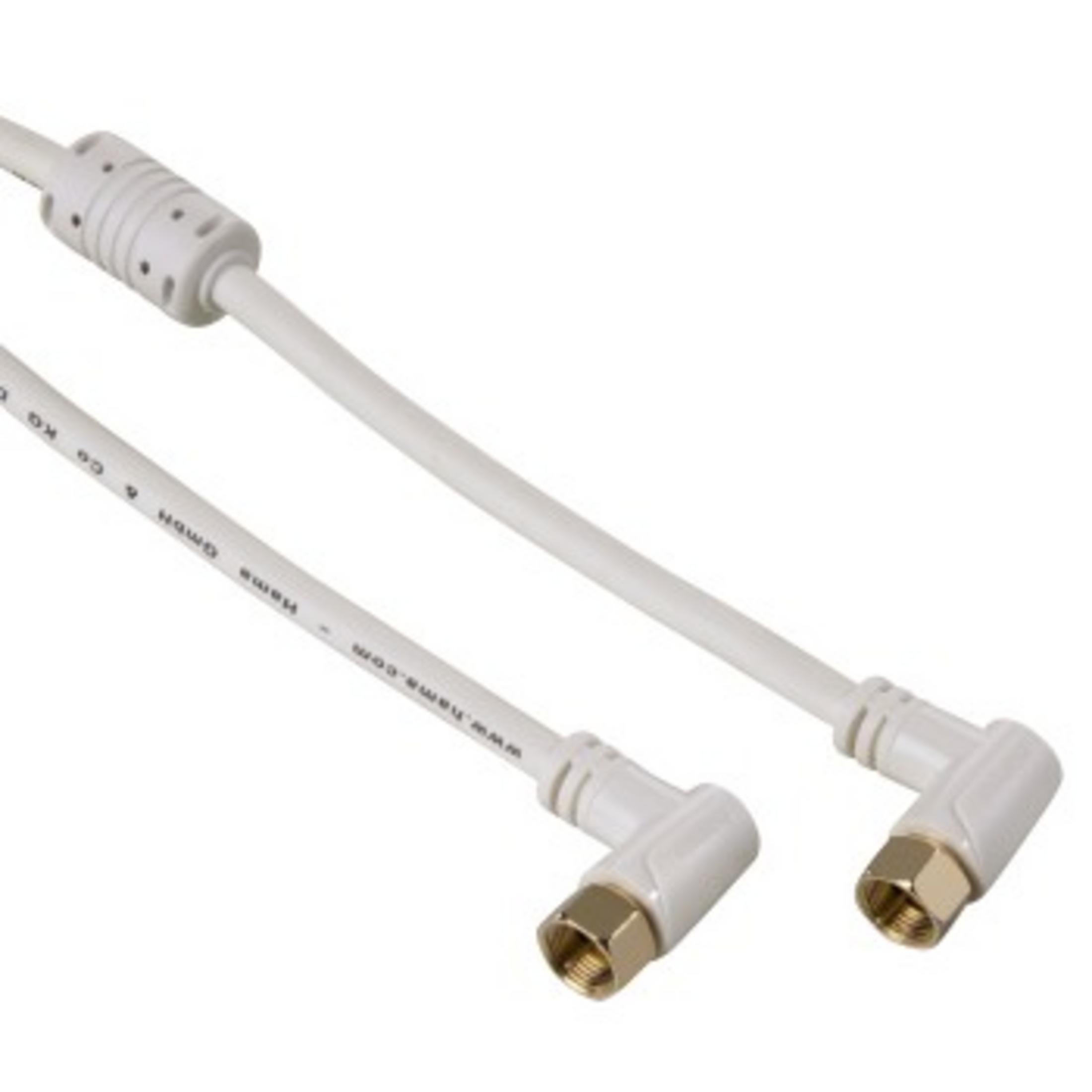 Zwei weiße Koaxialkabel mit weißen Steckern. Die Kabel sind abgewinkelt und haben Beschriftungen.