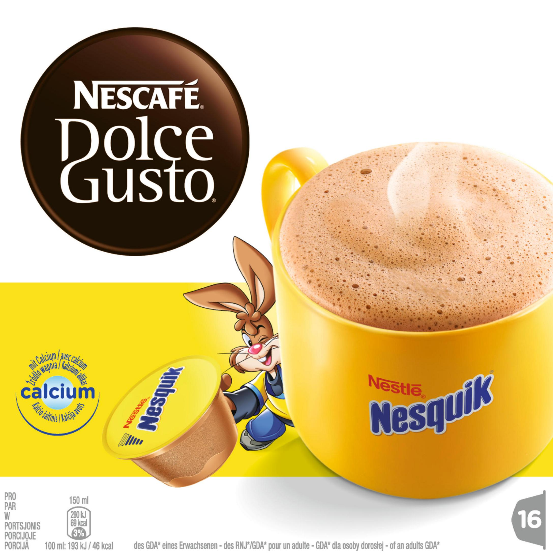 Eine gelbe Tasse mit einer Nesquik-Packung und einem Hasencharakter neben einem Getränk.