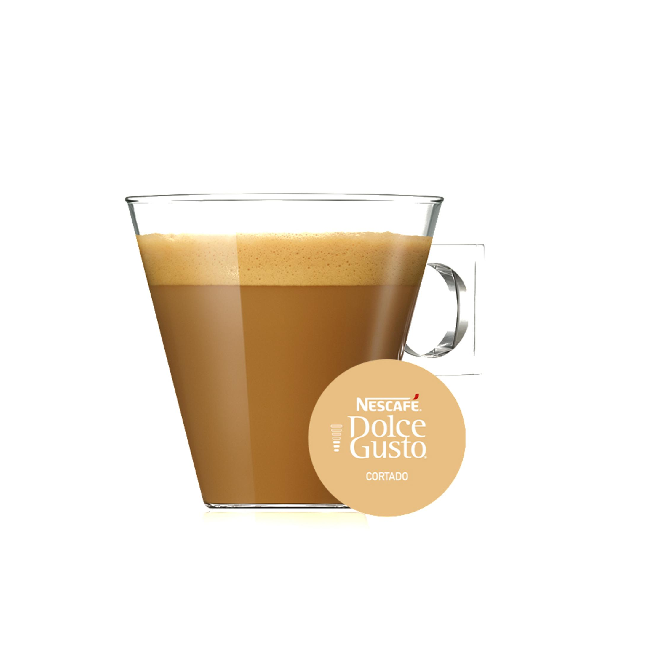 Ein Glas Cortado-Kaffee mit Schaum und eine Dolce Gusto Cortado-Kapsel.
