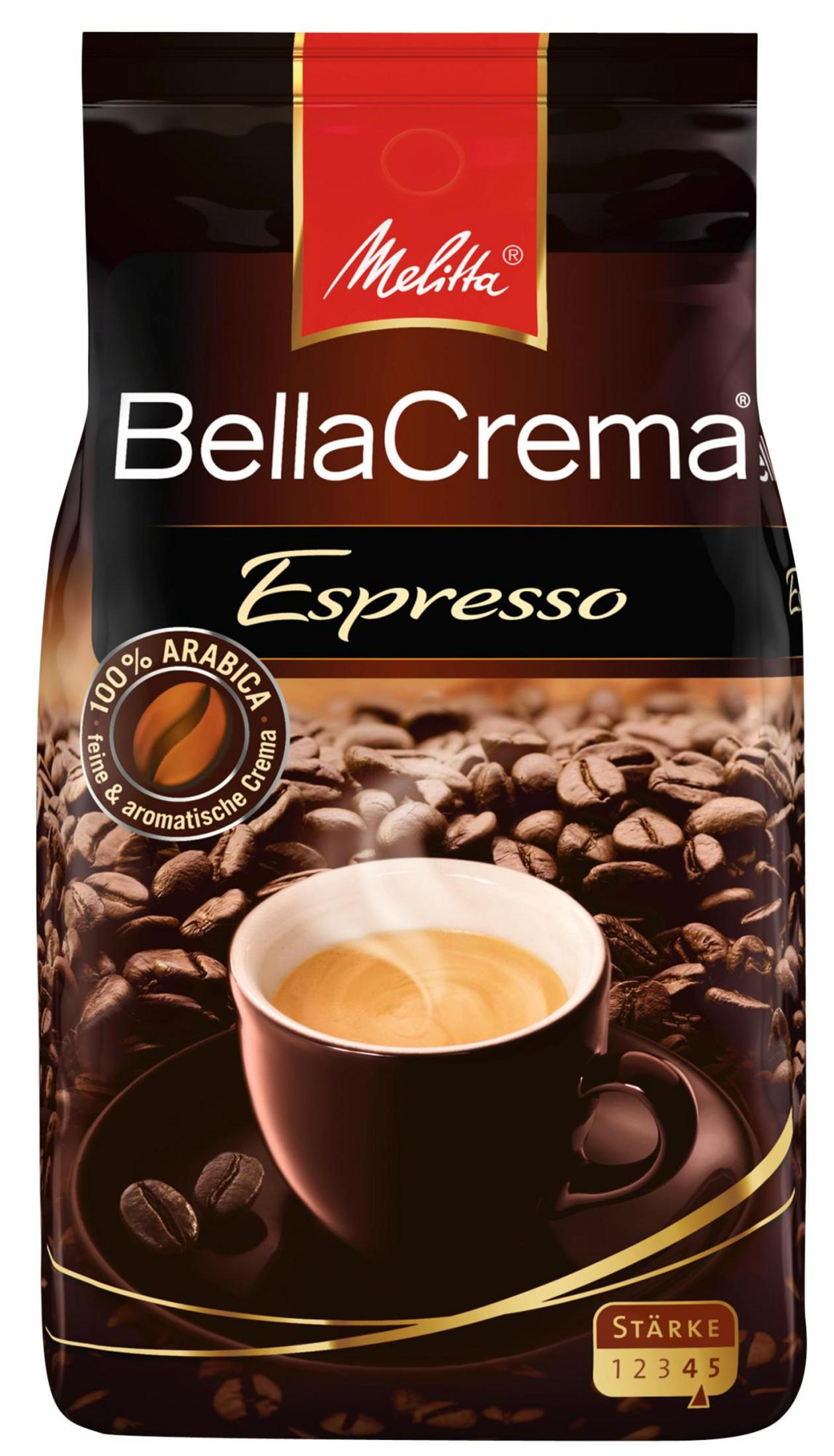 Kaffeetüte mit Espressotasse und Bohnen auf braunem Hintergrund, Melitta BellaCrema Espresso.