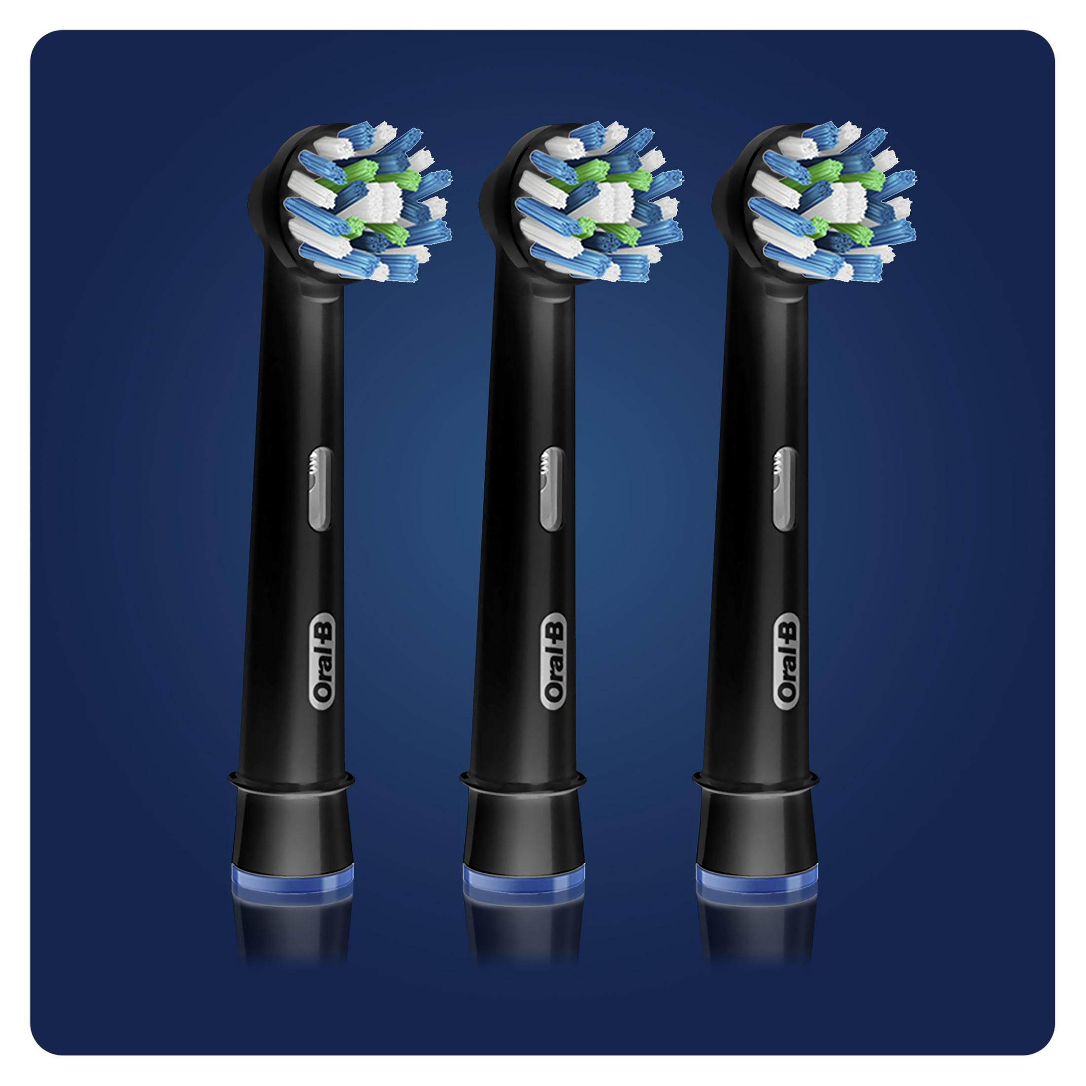 Drei schwarze Oral-B-Zahnbürstenköpfe mit blauen und weißen Borsten.