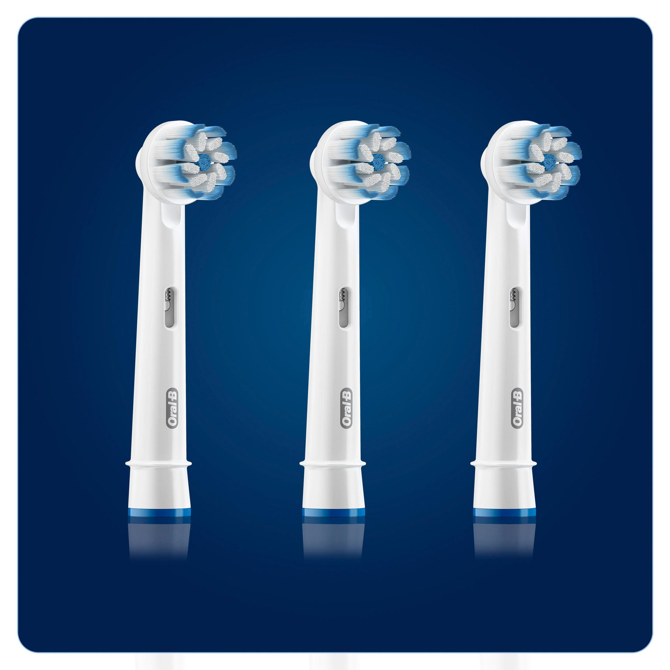 Trzy białe głowice szczoteczki Oral-B z niebieskim włosiem, na ciemnoniebieskim tle.