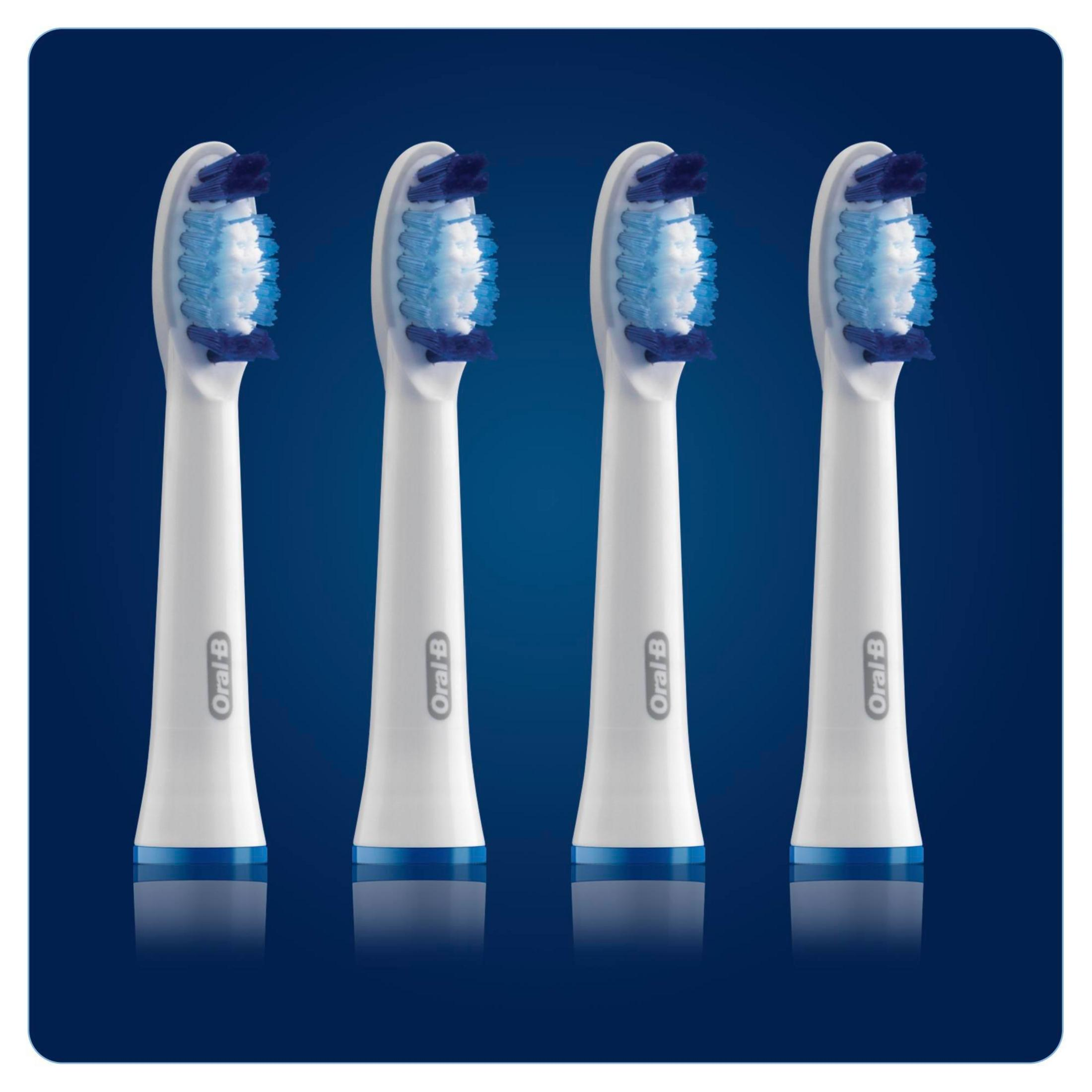 Vier weiße Zahnbürstenköpfe mit blauen Borsten auf blauem Hintergrund. Das Oral-B-Logo ist sichtbar.