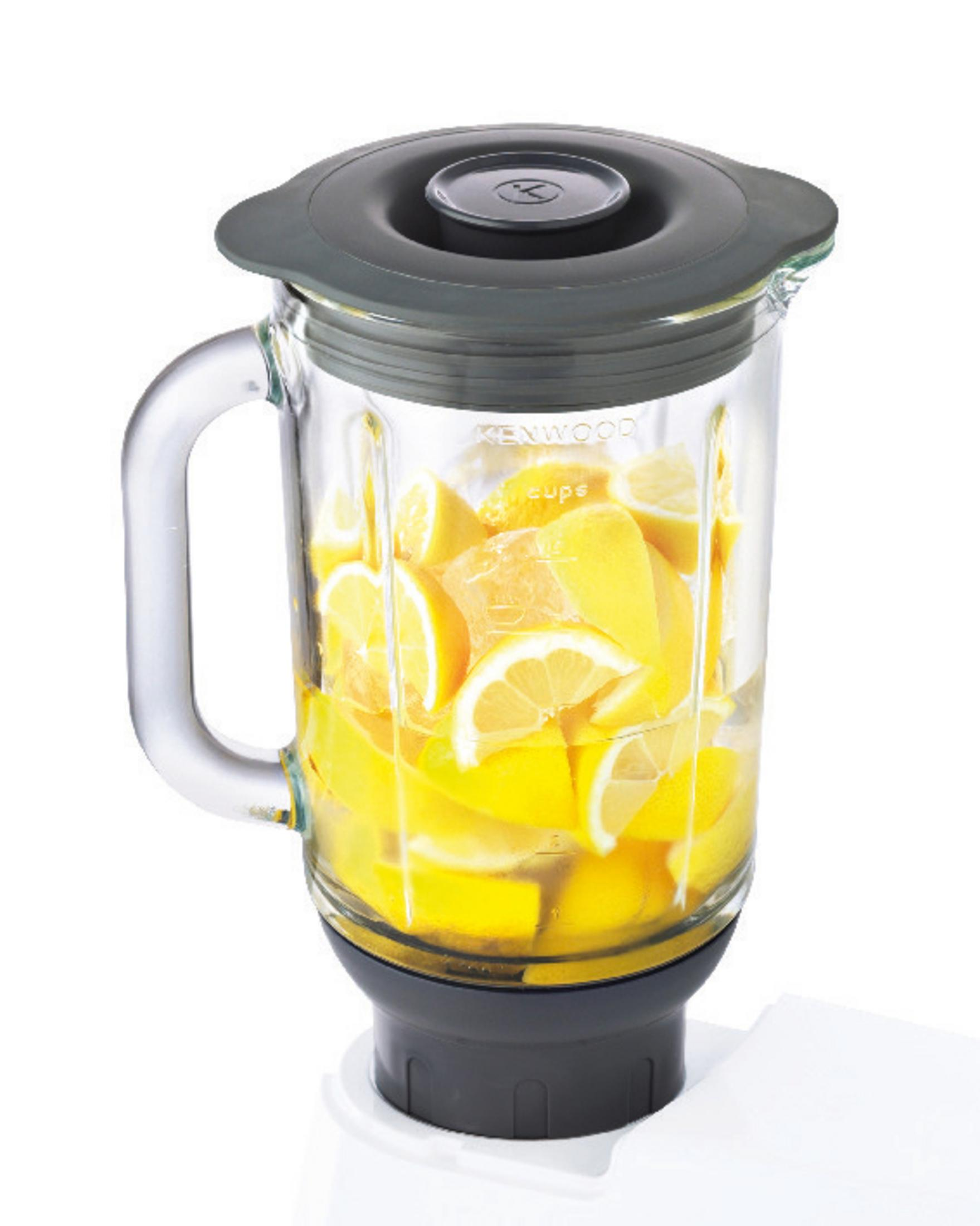 Mixer mit Zitronen im Glasbehälter, Deckel oben drauf.