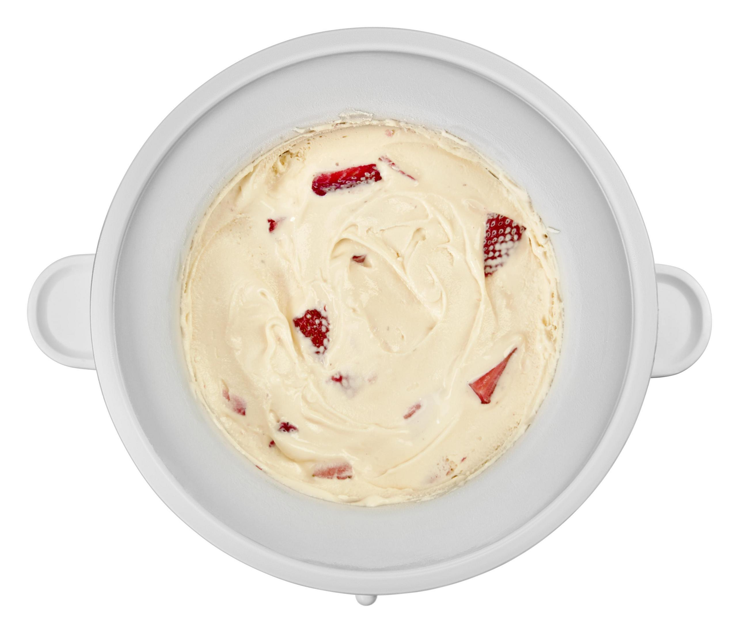 Weißer Eisbehälter mit Erdbeerstücken. Draufsicht, weißer Hintergrund.