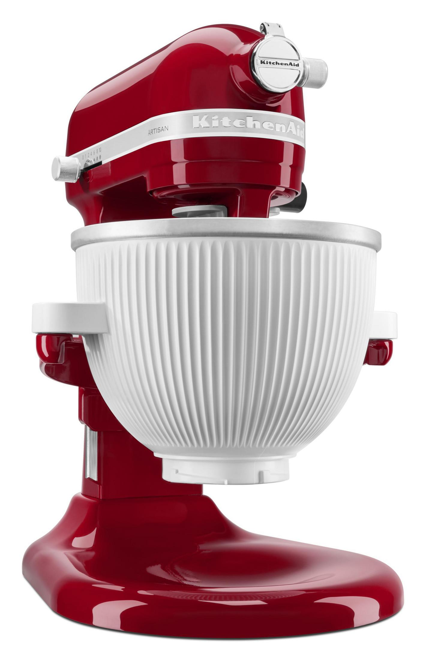 Ein roter KitchenAid-Küchenmixer mit einer weißen Schüssel. Es ist auf weißem Hintergrund.