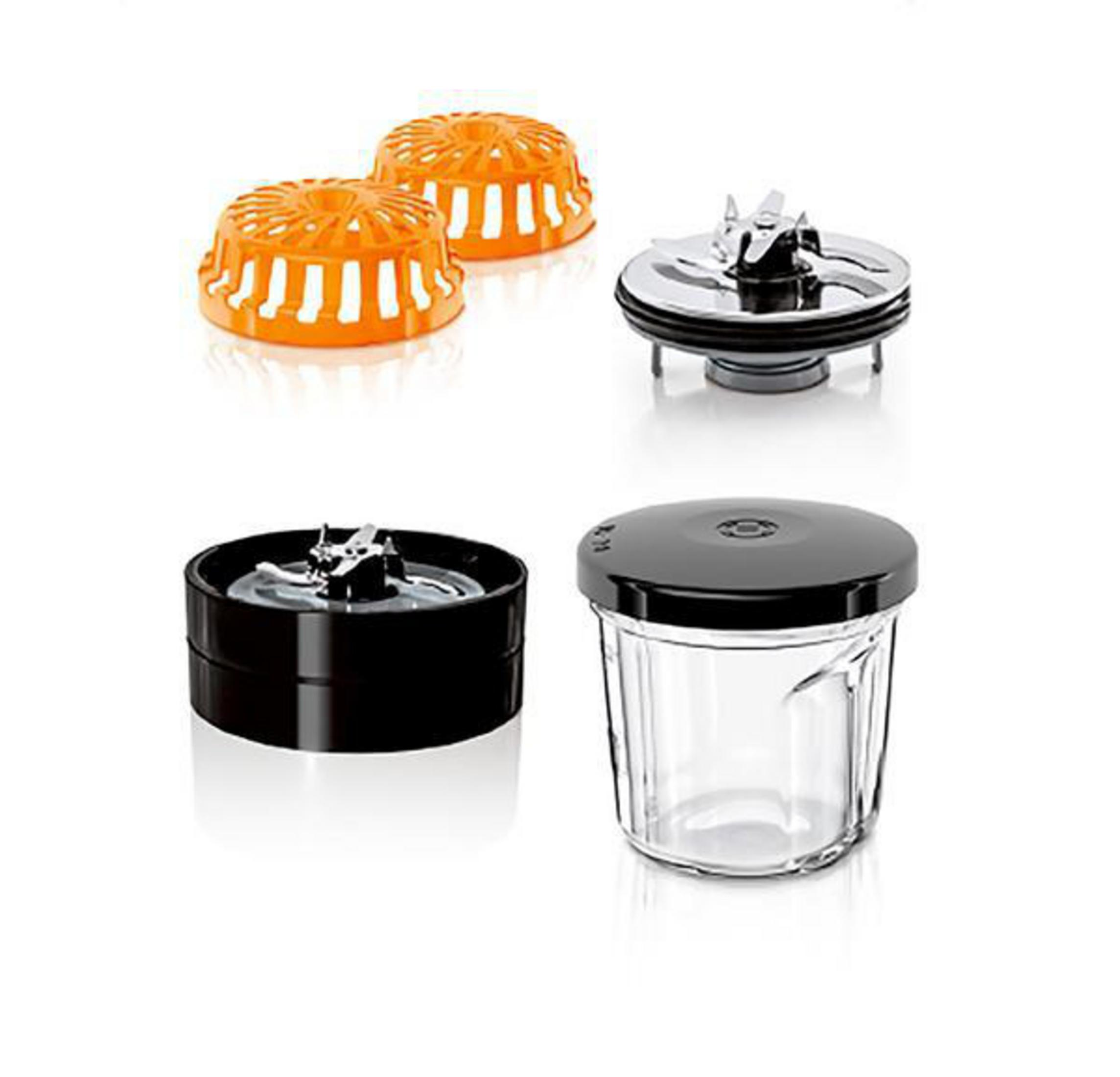Verschiedene Mixer-Teile, einschließlich Messeraufsätze und ein durchsichtiger Plastikbecher.