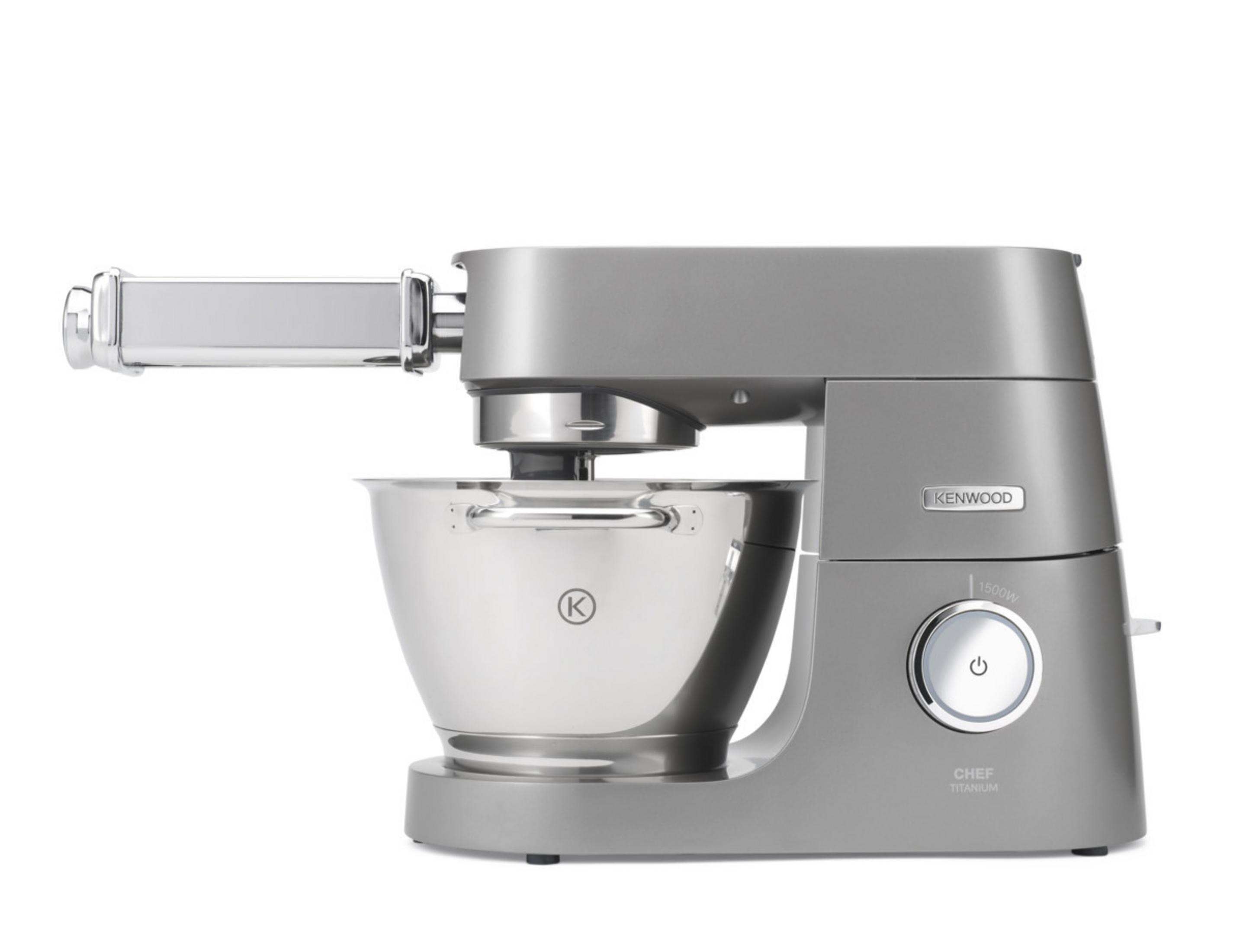 Srebrna maszyna kuchenna Kenwood Chef Titanium. Miska i przystawka są podłączone.