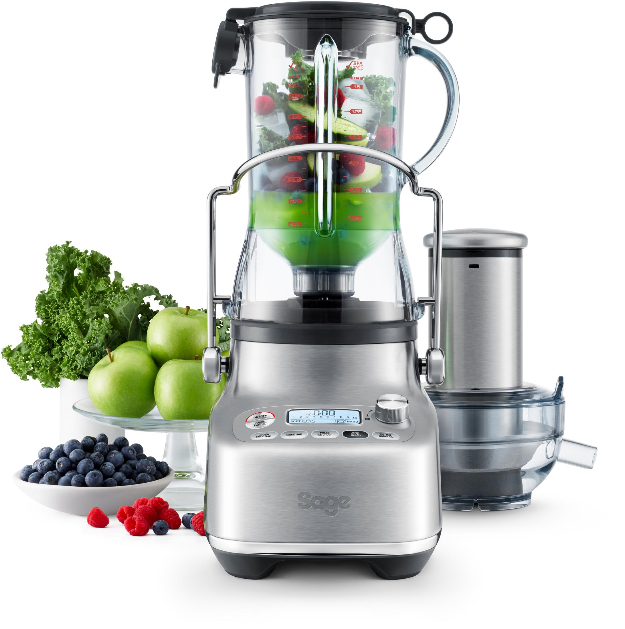 Centrifuga e frullatore argentati con frutta e verdura intorno. Sfondo bianco.
