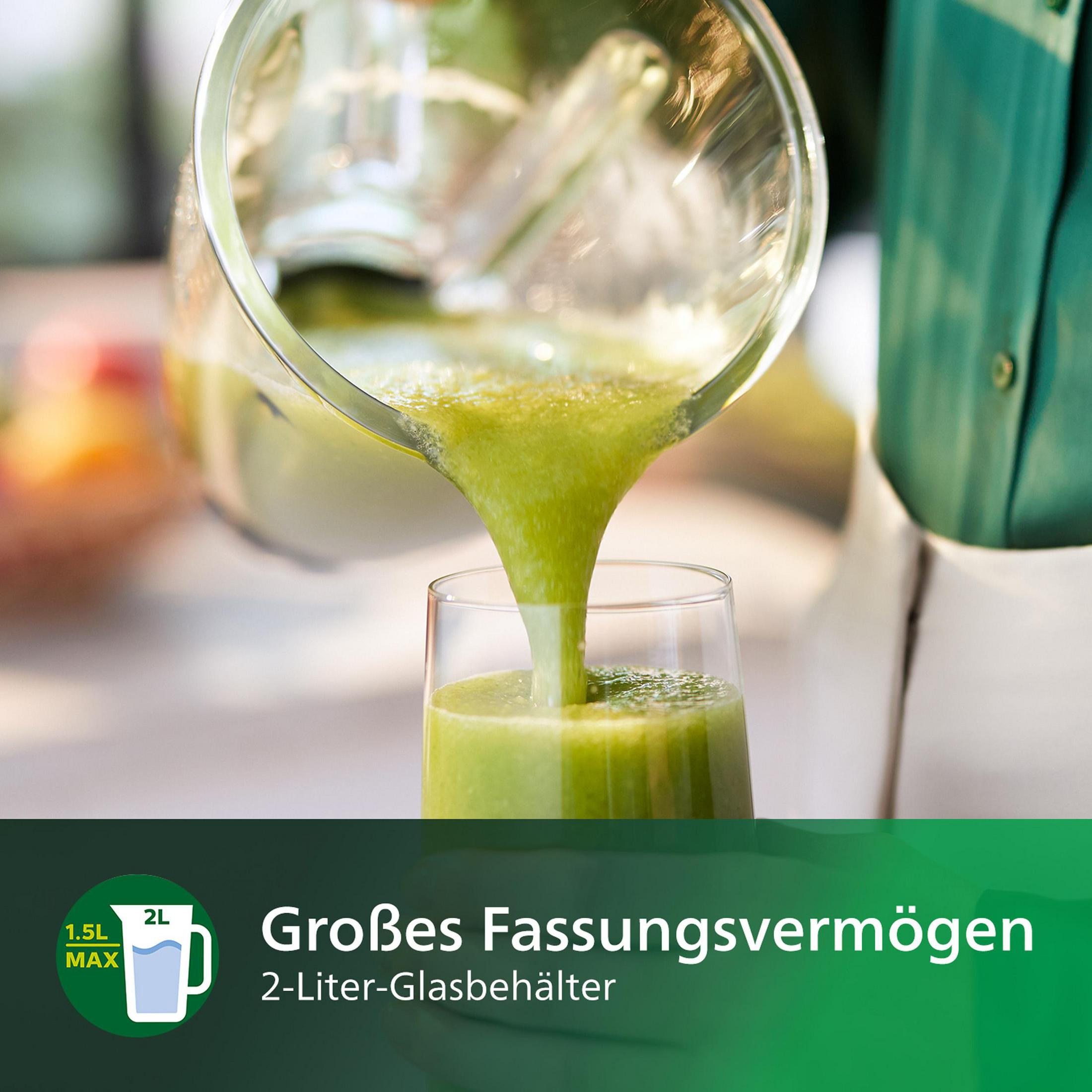 Frullato verde versato in un bicchiere da una caraffa di vetro. Testo in basso.