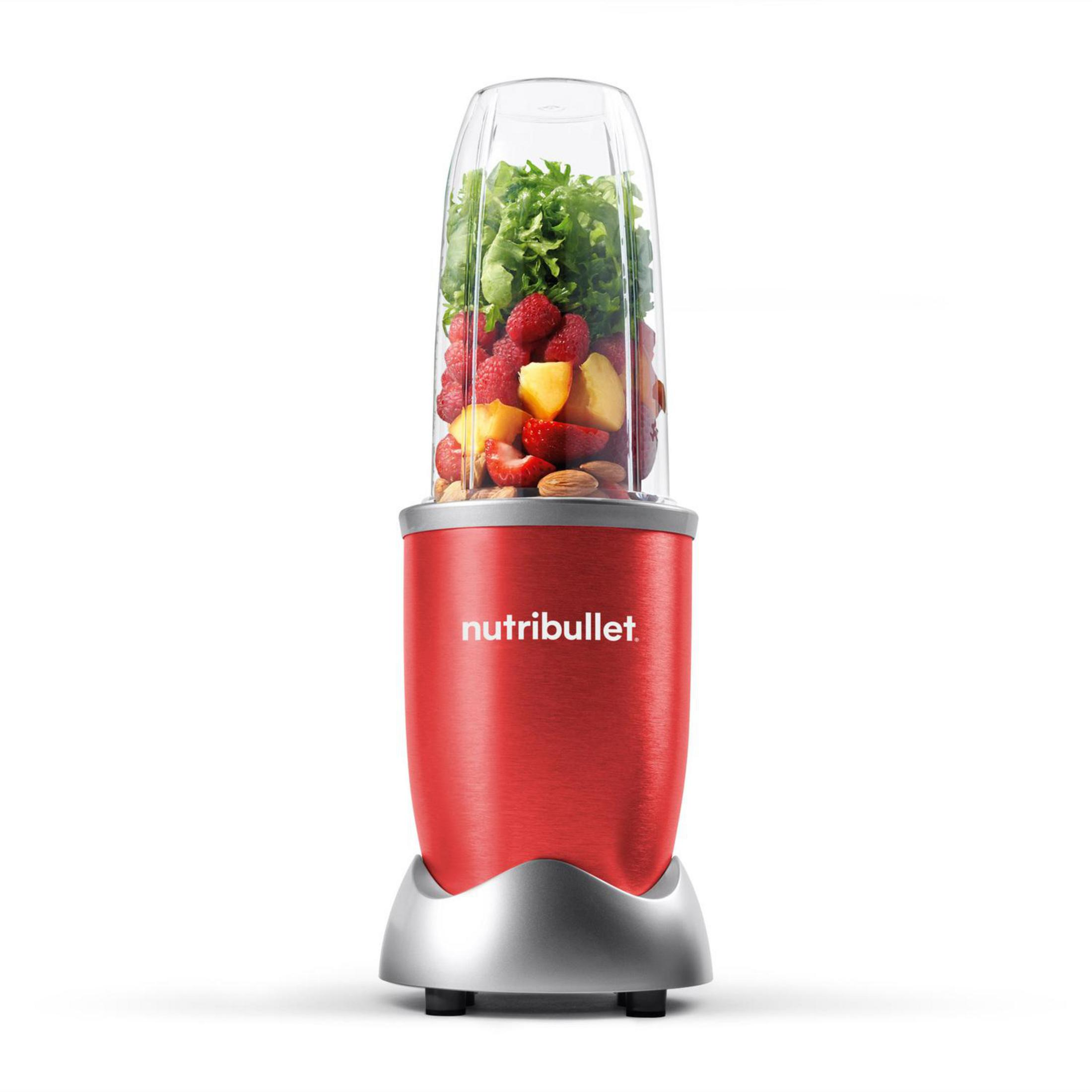 Batidora Nutribullet roja con ingredientes dentro: frutas y verduras. Sobre fondo blanco.