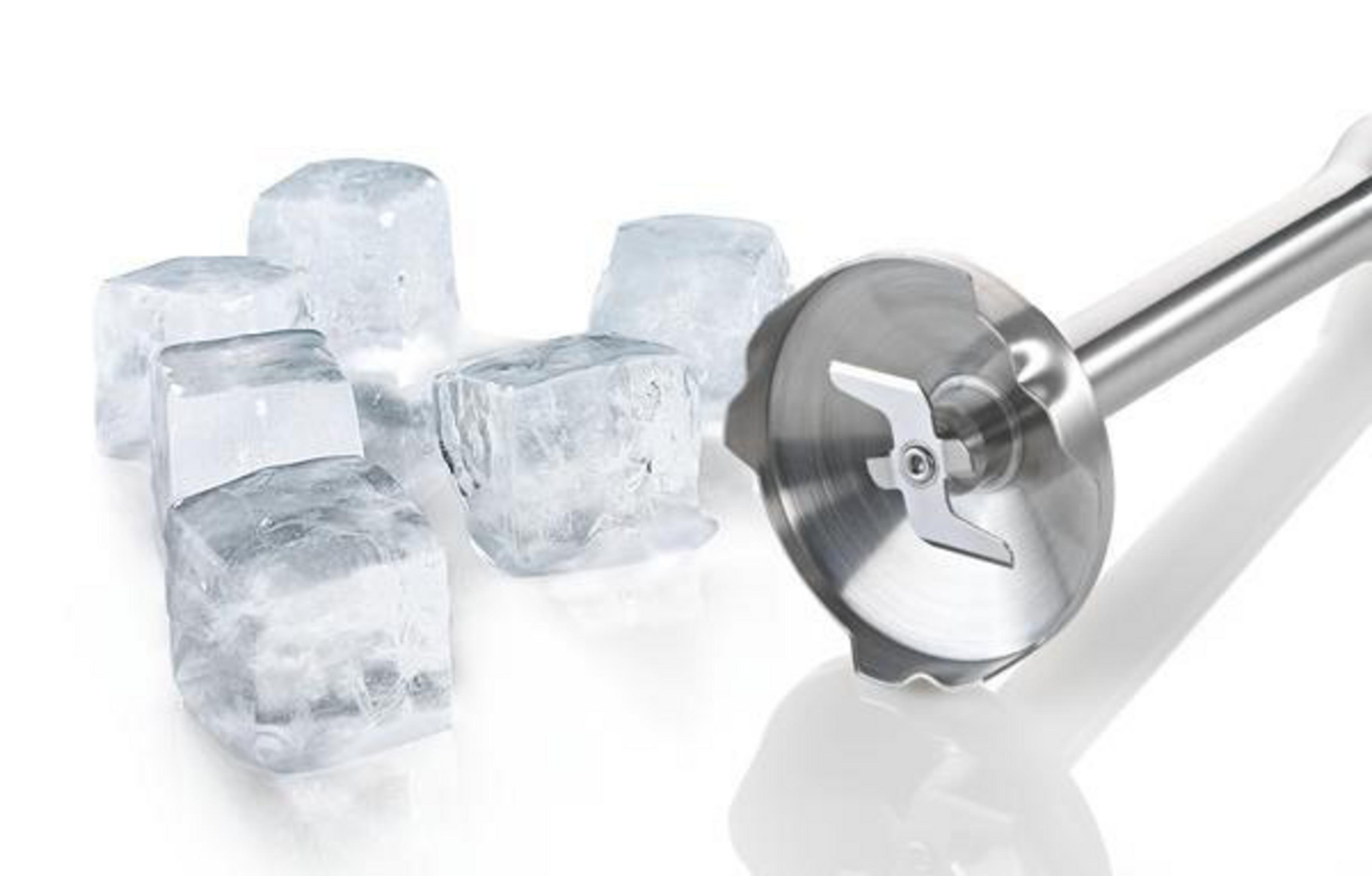 Un frullatore per ghiaccio con cubetti di ghiaccio. Il frullatore è argentato con lame. I cubetti sono accanto.