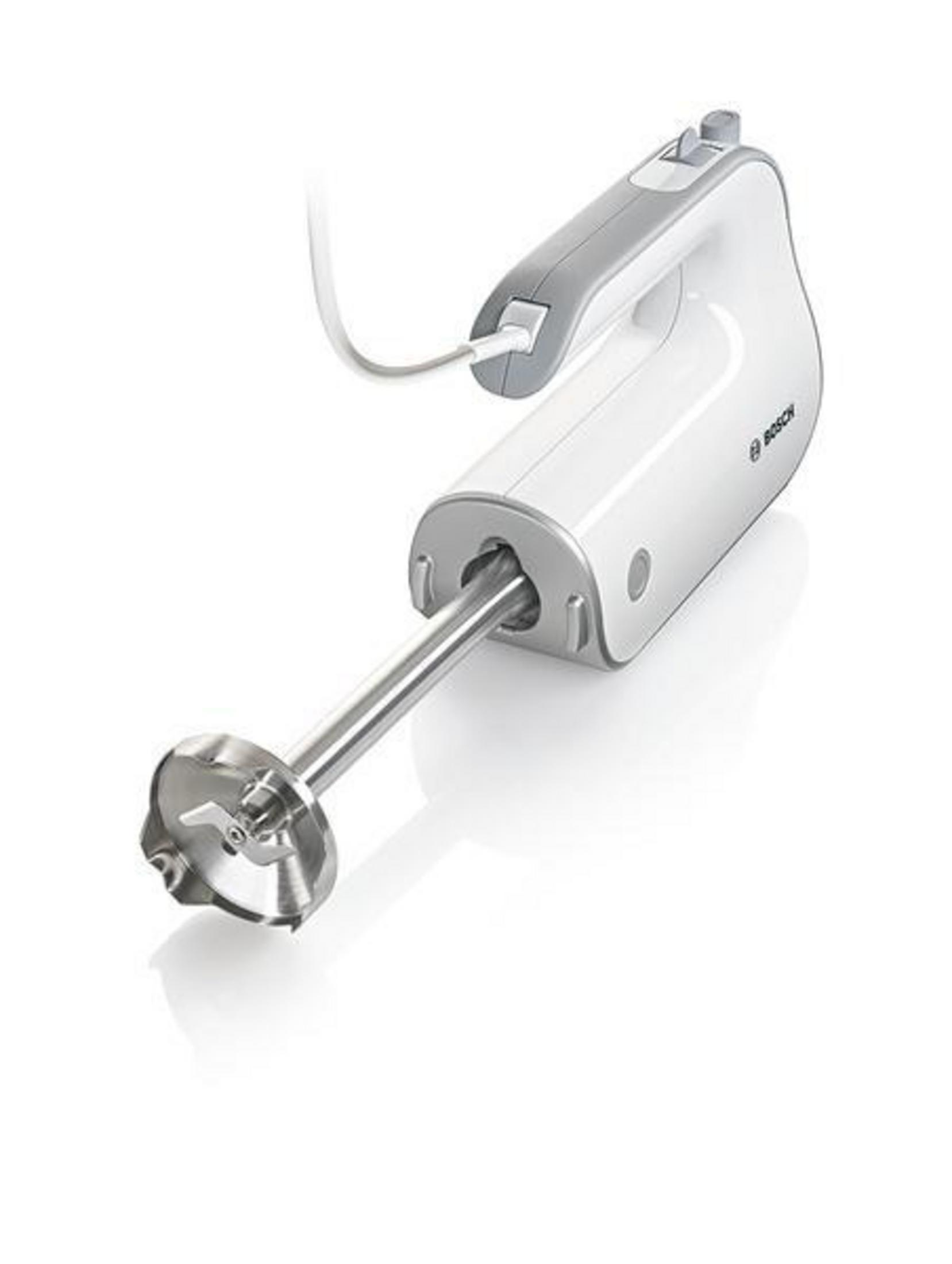Frullatore a immersione bianco. Ha una parte superiore grigia e un accessorio per frullare. Sfondo bianco.