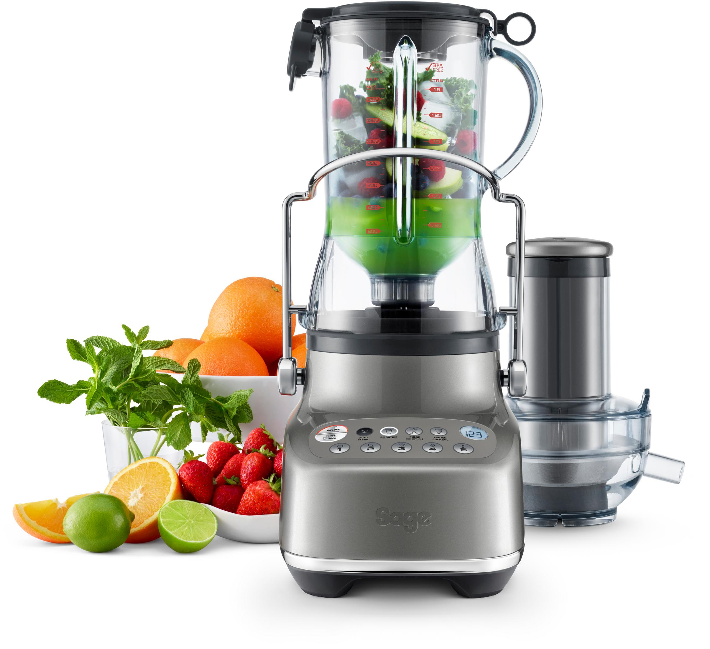 Srebrny blender ze składnikami, owoce i zioła obok. Białe tło.