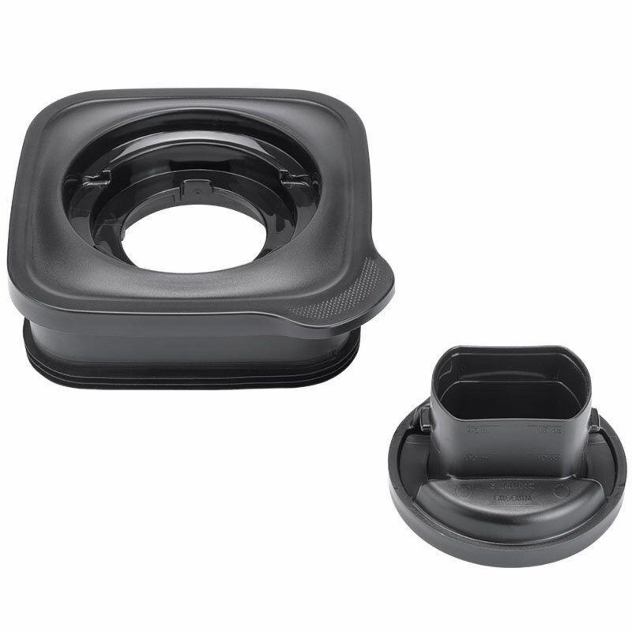 Due accessori per frullatore in plastica nera su sfondo bianco. Uno è un coperchio, l'altro una base.