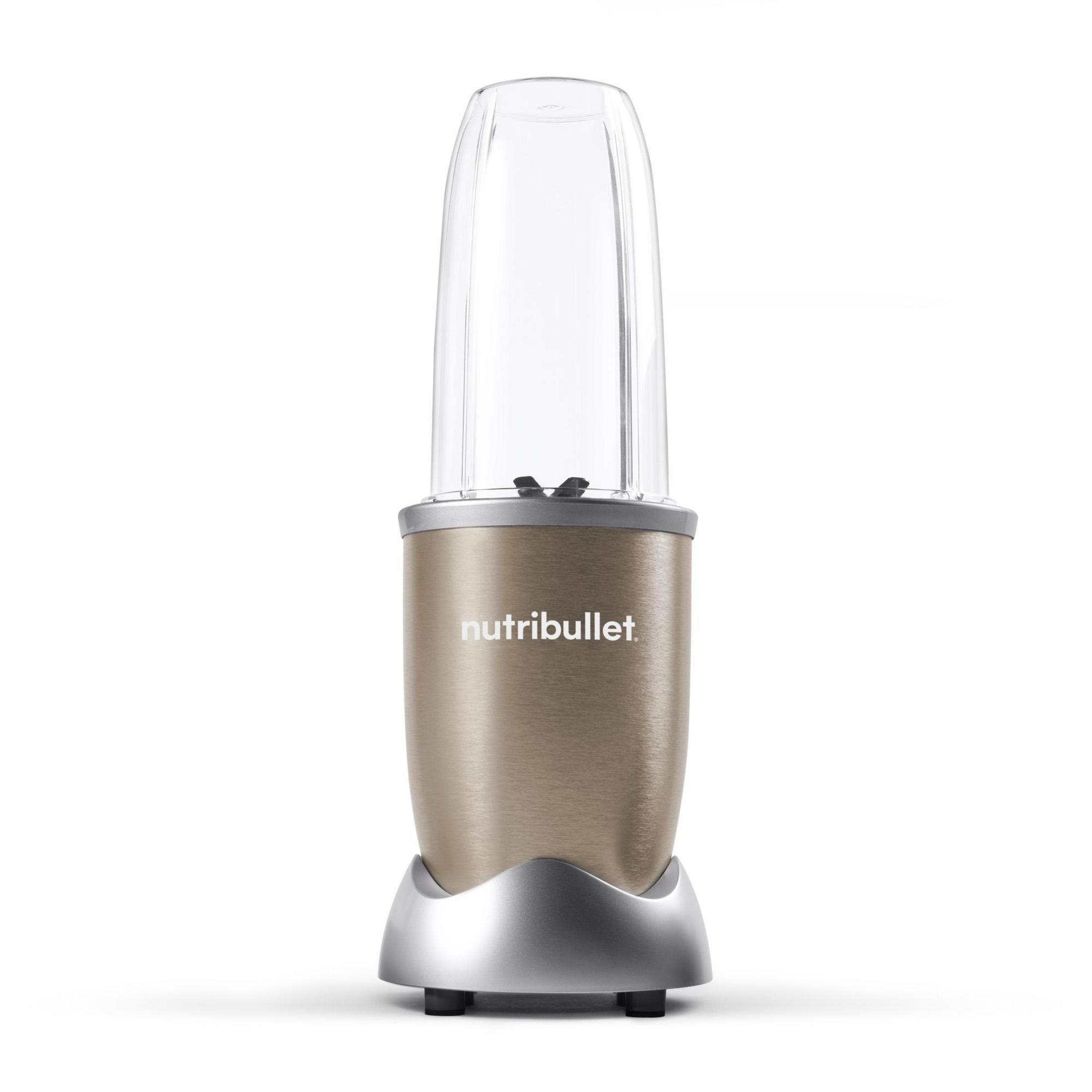 Frullatore Nutribullet in oro e argento, sfondo bianco.
