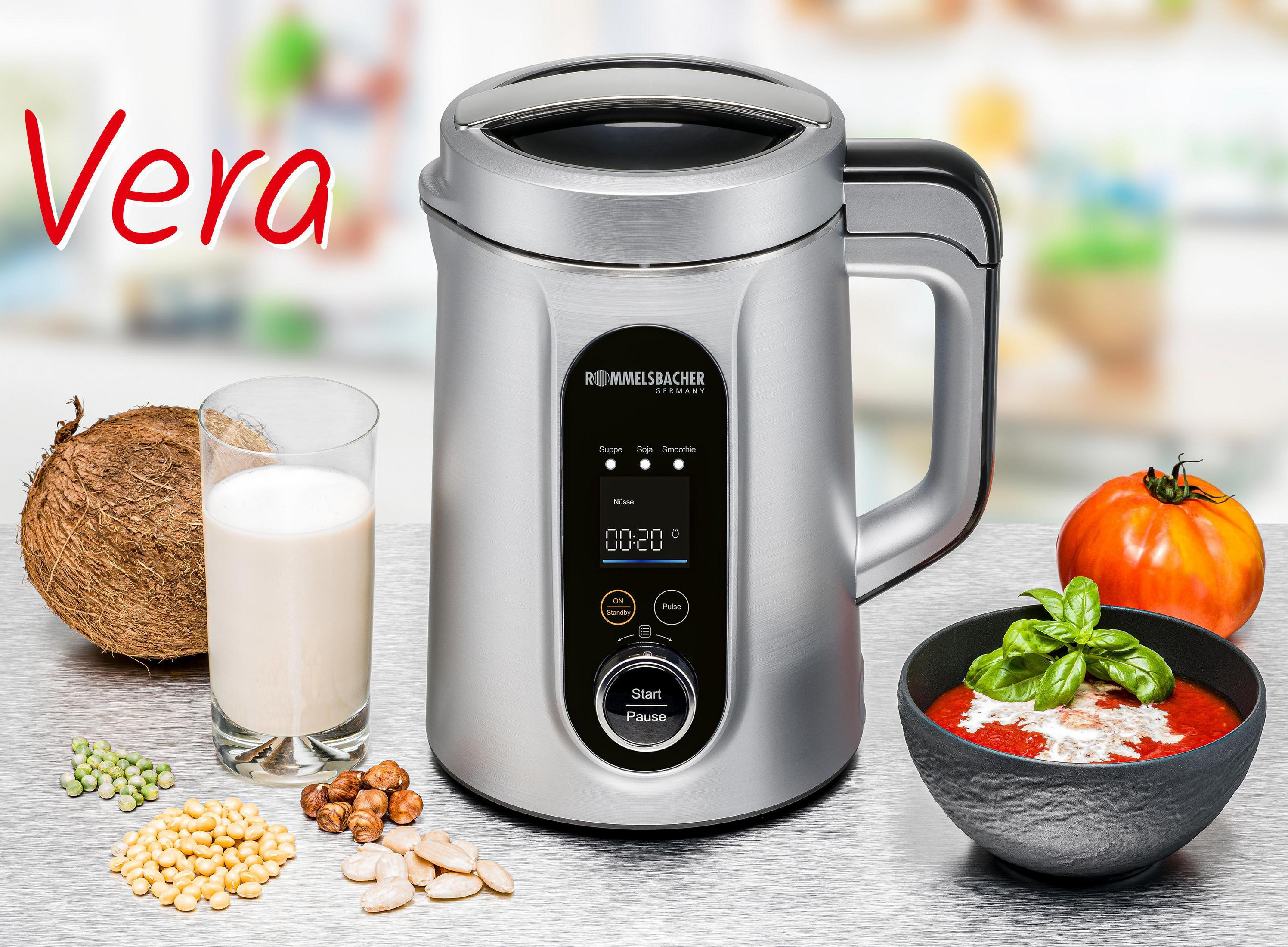 Silberner Mixer mit Zutaten: Kokosnuss, Milch, Nüsse, Bohnen, Suppe, Tomate.