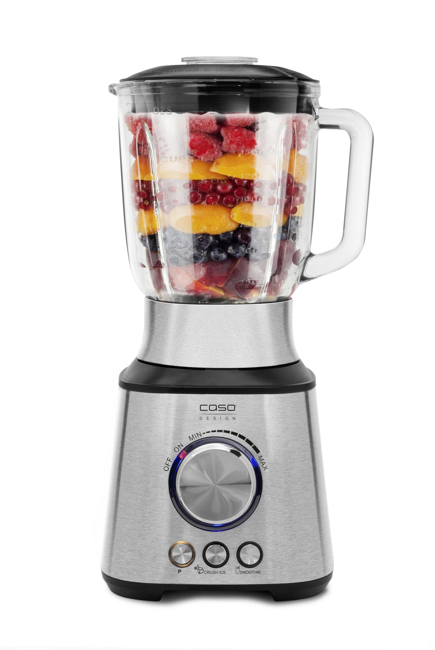 Ein silberner und schwarzer Mixer mit einem Glasbehälter voller Früchte.