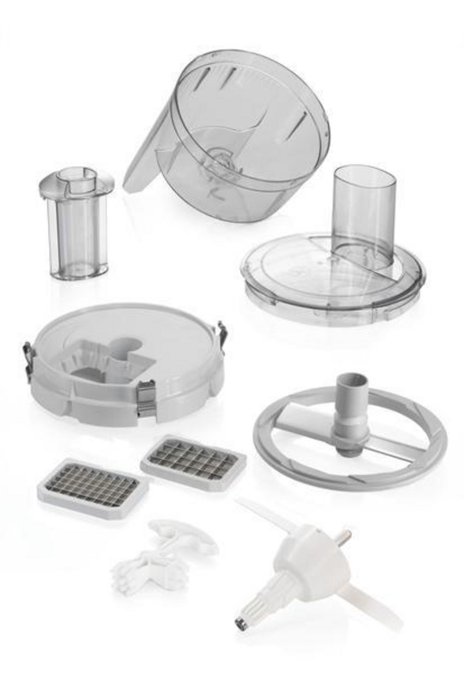 Parti smontate di un robot da cucina su sfondo bianco.