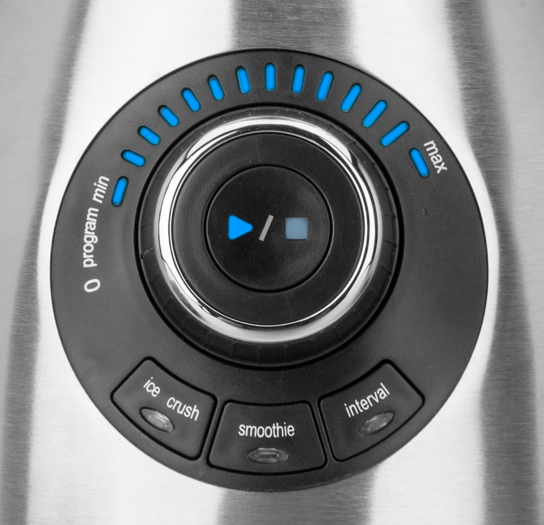 Schwarzes Bedienfeld eines Mixers mit Tasten für Programm min, max, Eis zerkleinern, Smoothie und Intervall.