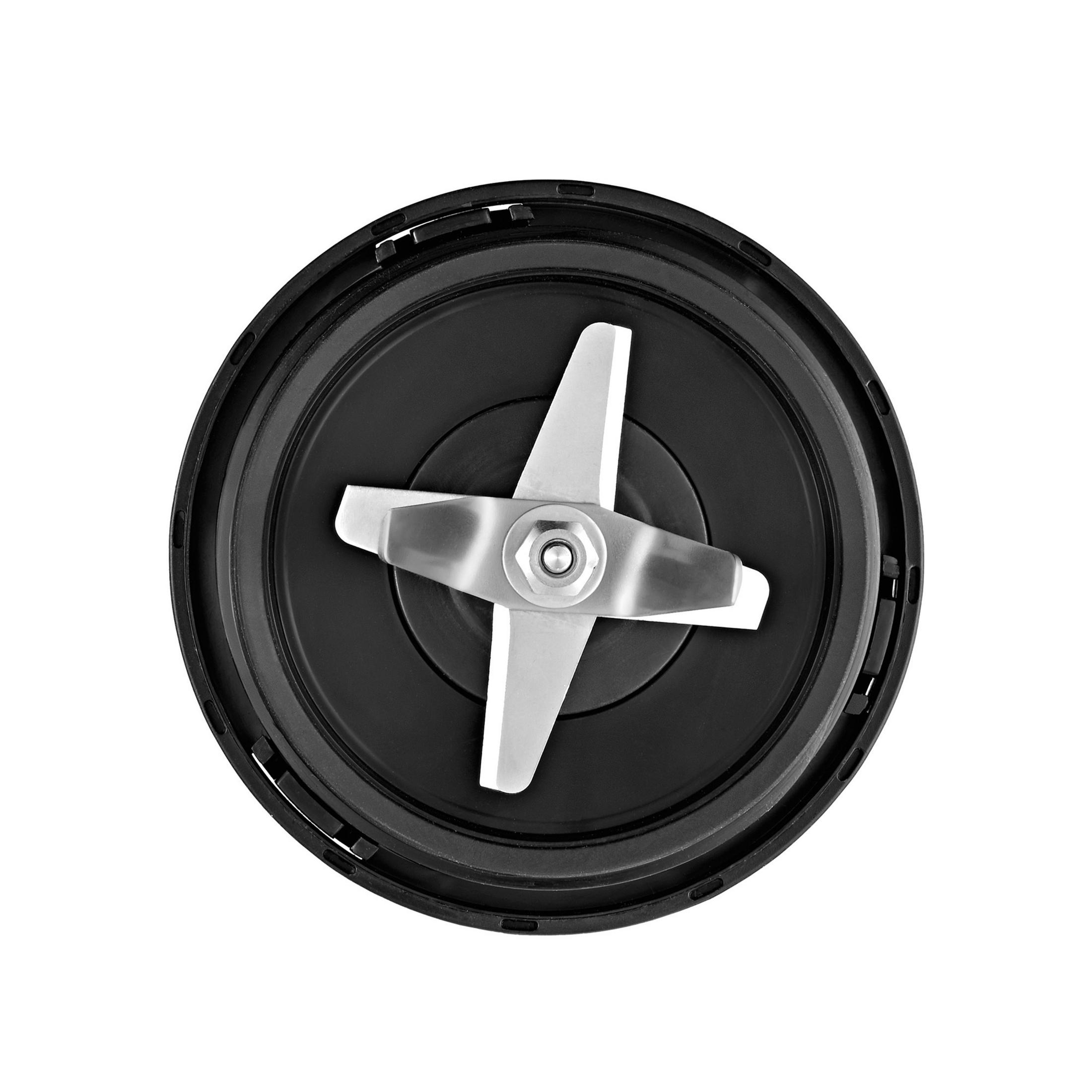 Zbliżenie czarnych ostrzy blendera ze srebrnymi ostrzami. Ostrza znajdują się w czarnym plastikowym pojemniku.