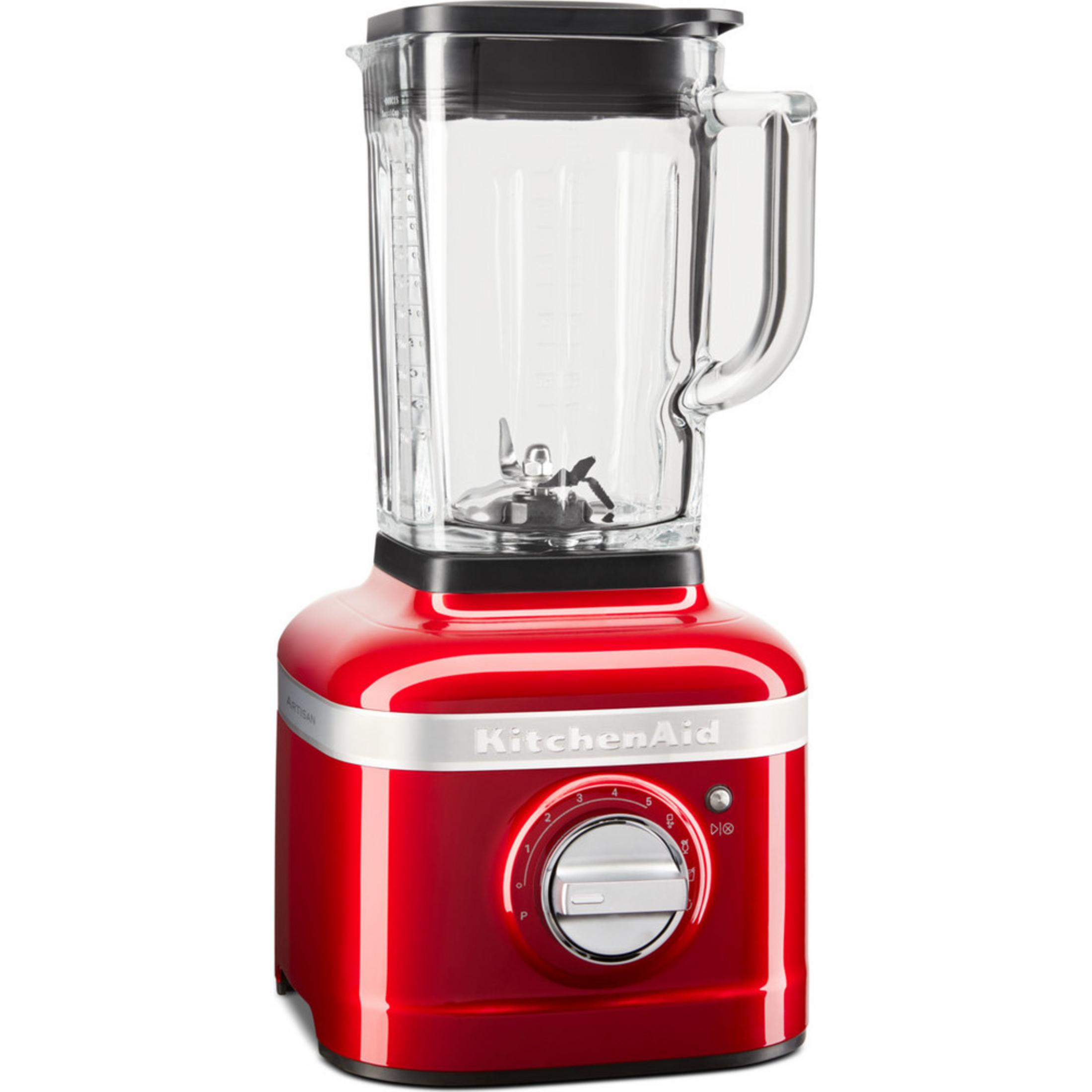 Beyaz bir arka plan üzerinde, cam sürahili ve siyah kapaklı kırmızı bir KitchenAid Artisan blender.