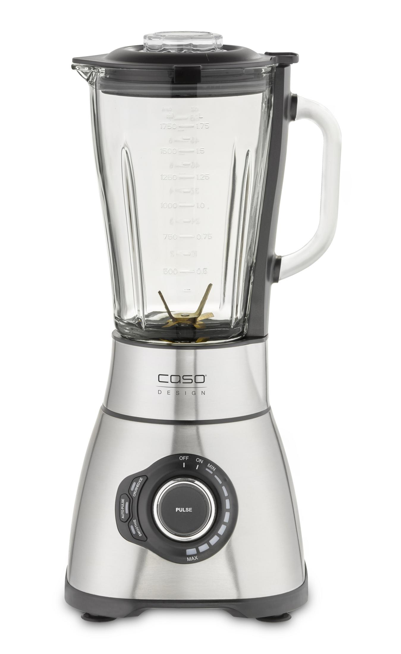 Ein silberner und schwarzer Mixer mit einer Glaskaraffe. Der Hintergrund ist weiß.
